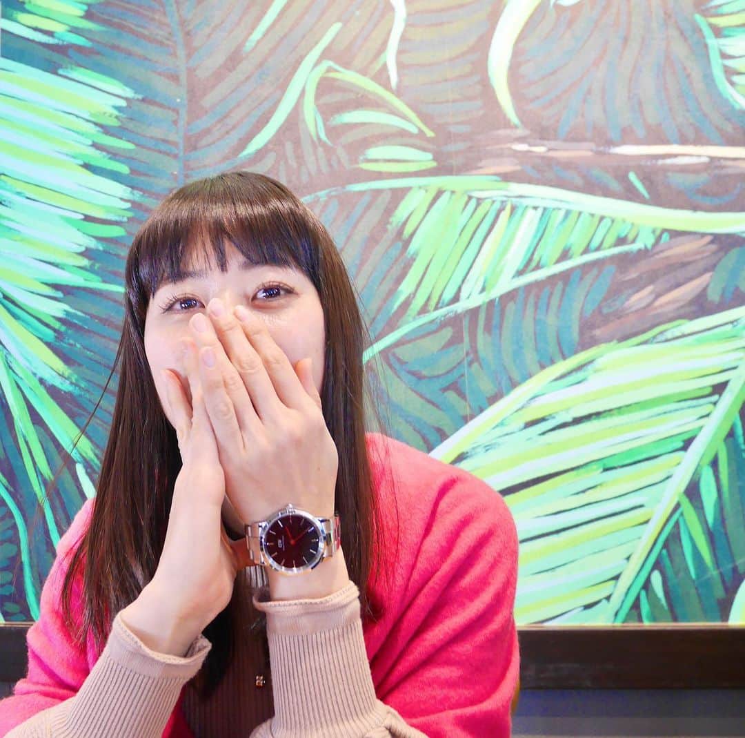 牧村麻美のインスタグラム：「コーデのアクセントに大活躍な　@danielwellington のメンズ時計♡ 甘めワンピの時とか、この日みたいなピンクカラーの時にプラスすると、程よくカジュアルダウンしてくれる有能アイテム＼(^o^)／ カップルや夫婦でシェアするのもいーねーーー♡♡ 英雄とでもシェアしよかな←  #髪伸びたなぁ #まつ毛も伸びたなぁ #まつ毛は伸び過ぎて大不評中 #イワンコフにそっくりって言われるお #デスウィンク #ダニエルウェリントン #dwニューイヤー #時計#ペアウォッチ#アクセサリー#腕時計#息子とデート#デスウィンクな母」