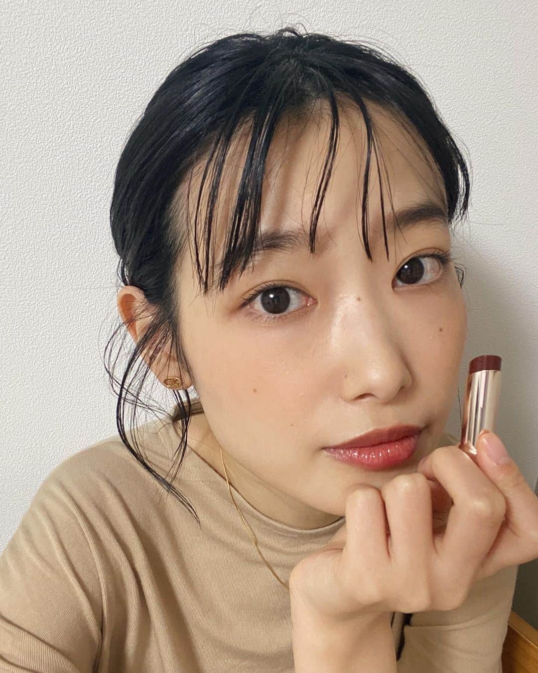 のインスタグラム：「○最近のリップ事情○ 可愛い可愛いオペラのリップティントを使ってます🧡 @opera_cosmetics  . オペラのリップティントは前から大好きなんだけど 今回私が大好きなブラウンカラーが仲間入りしたので、しばらくこの子ひと筋になりそうです♡ 私のオススメの付け方は、軽くティッシュOFFしたらマスクにも付きにくいし、ティントだから色も綺麗に残ってくれるよ👌🏻 . そしてシアーリップカラーからは去年すぐ完売しちゃった「カカオキス」が復刻店頭発売されるみたい🍫！ シアーリップカラーは初めて使ってみたんだけど、ジュワッと唇の内側から発色するようなジューシー感がたまらん🍒好き！ あと細いから塗りやすいのも好き！ . 写真で塗っているのはリップティントの方だよ✌️ . . #オペラブラウンリップ #リップティント #ティントリップ #PR」