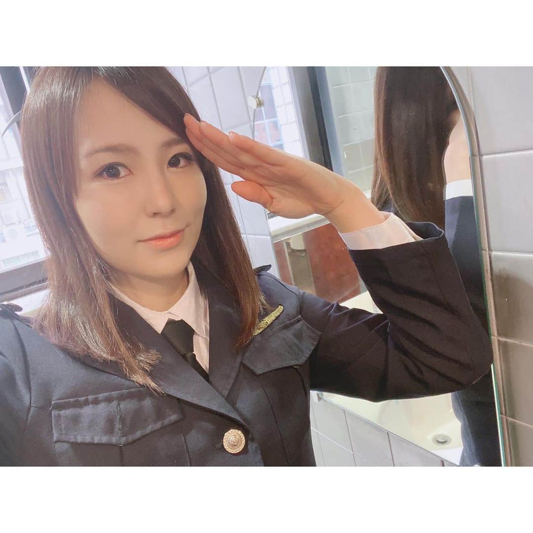 舘谷春香のインスタグラム：「チバテレビ求人任三郎がいく！の警察官コスプレ写真🥺✨  またまたお邪魔したので放送近くなったらお知らせします〜👮‍♀️  #チバテレビ #求人任三郎 #求人任三郎がいく #ホリプロ #ホリプロアナウンス室 #アシスタント #アナウンサー #女子アナ #お仕事写真 #コスプレ #アナウンサー衣装 #千葉 #千葉テレビ #テレビ #tv #テーマは #放置プレイ #放置ゲー #舘谷春香」