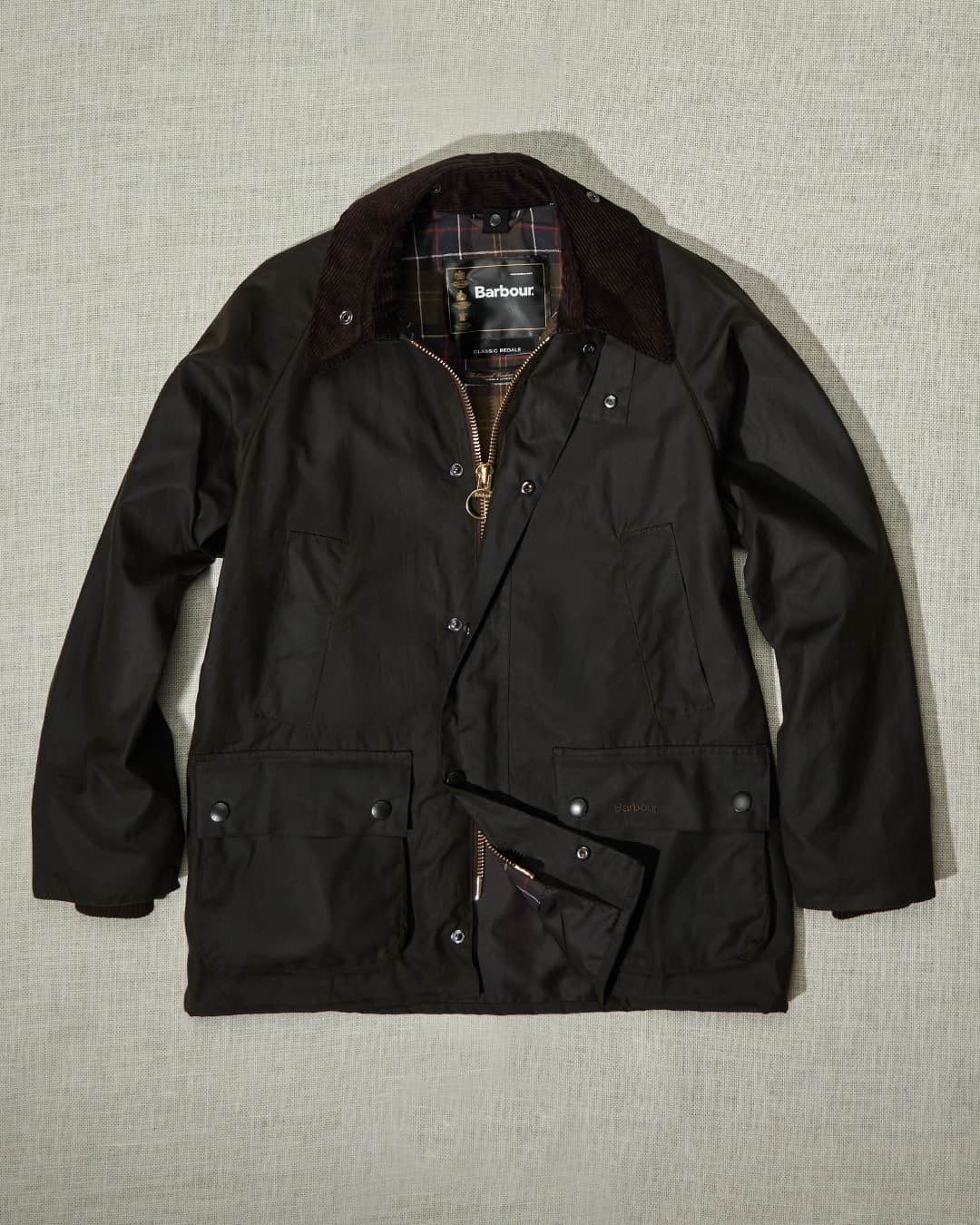 Barbour Japanのインスタグラム：「ブランドを代表するロングセラー「BEDALE」は、1980年に乗馬用のジャケットとして開発されたモデル。  風が袖から侵入しないように作られた袖口のリブ。内部に起毛感のあるコットン素材を配したハンドウォーマーポケット。そのほかラグランスリーブ、首元のスロートフラップ等のディテールが特徴です。  #BarbourWayOfLife」