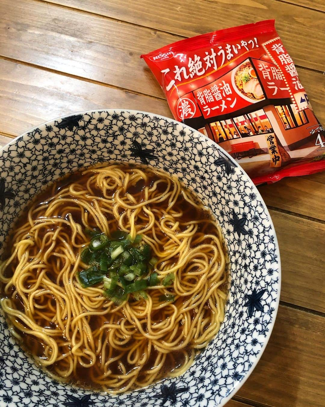 宮地謙典のインスタグラム：「クッキングゴリ 番外編🦍🦍 最近CMで気になってた  袋麺🍜 『これ絶対うまいやつ！』  早速近所のスーパーで購入し 作ってみました！！  用意した具は 冷凍食品の刻みネギのみ‼️  圧倒的な絵力✨✨✨  私、食べる前に確信しました😤 これ、絶対うまいやつじゃん‼️ってw  いざ、実食🥢  う、う…  美味ーーーい🤩🤩🤩🤩  令和袋麺時代がキターー‼️  これ、70円の袋レベルじゃないです。  今、勢いある日清さんがそのまま袋麺になった印象🍜  あまりの美味さに妻と2分くらいで完食。  もう一袋作ってしまった😅www  2杯目作ったことでわかったことがありました！  1杯目は4分くらい熱湯に入れて作ったんですが2杯目は我慢できなくて2分くらいでどんぶりに移したんですが  2杯目は麺にスープが絡んでなくて 1杯目ほどのインパクトには欠けた⚡️⚡️  この これ絶対うまいやつ！は 袋にも書いてるように4分を守った方が圧倒的な美味さ🦹🏻‍♀️  ステマじゃございません！ なので私の熱を信じてください！  この美味さだとすぐ話題になって品切れ続出もあり得る😱  早めの購入をオススメする‼️  #クッキングゴリ #ラーメン #袋麺 #これ絶対うまいやつ #実際うまかったやつ #てぬきごはん」