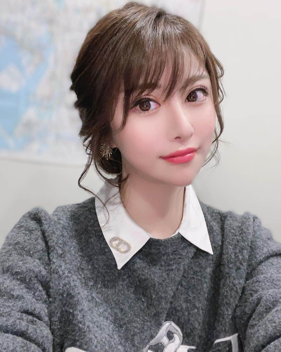 藤咲めいさんのインスタグラム写真 - (藤咲めいInstagram)「最近このヘアメばっかり🥰 ハマり中🙆‍♀️ . . #アップヘア #ヘアメイク #シャツ #ニット #dior #ブローチ #ヘアセット」1月12日 19時29分 - meyf333