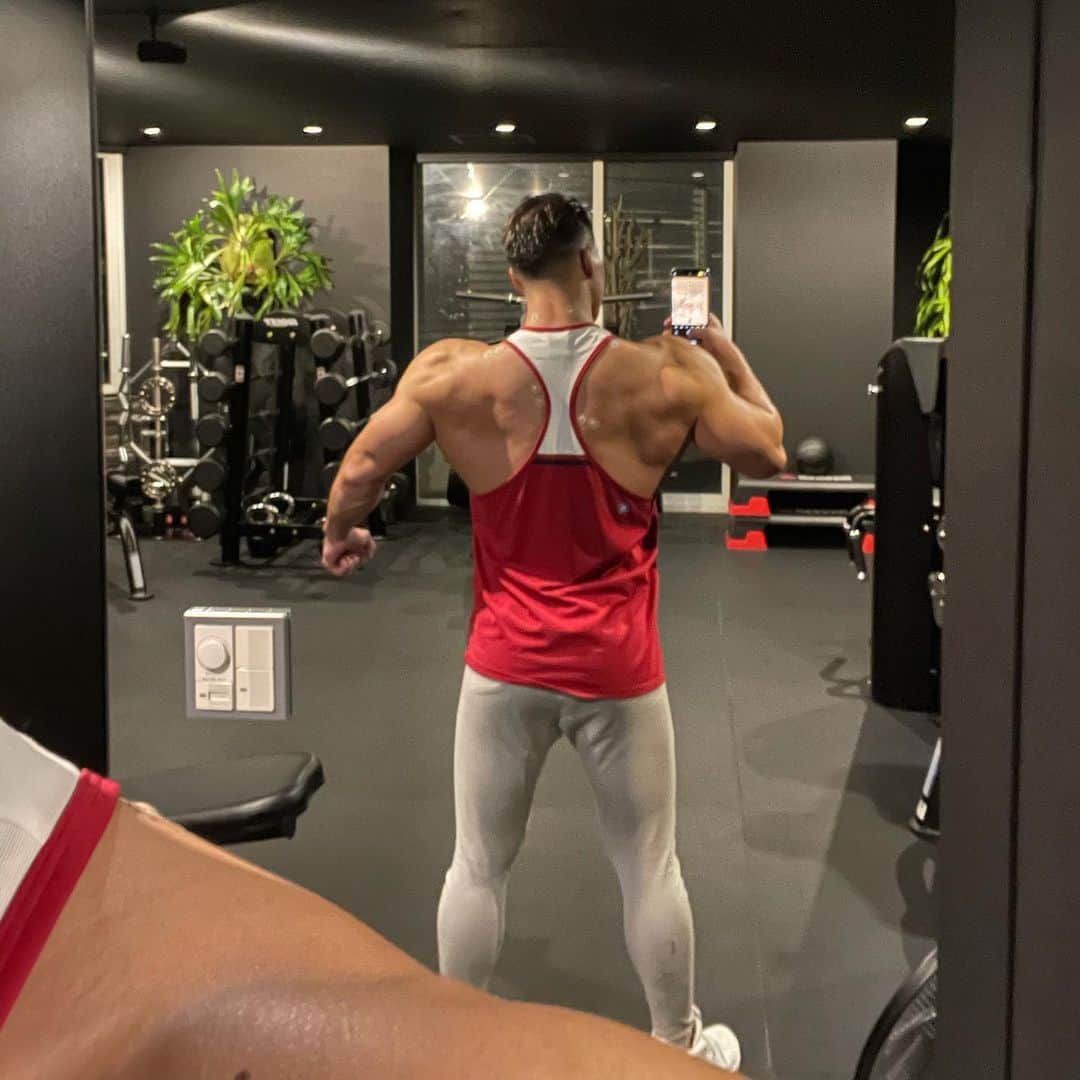 田口純平さんのインスタグラム写真 - (田口純平Instagram)「背中のトレーニング！  まだまだ厚みが足りないけど、 このままバランス良くデカくなれば勝負できるな👍  #backday #physique」1月12日 19時23分 - junpei_taguchi
