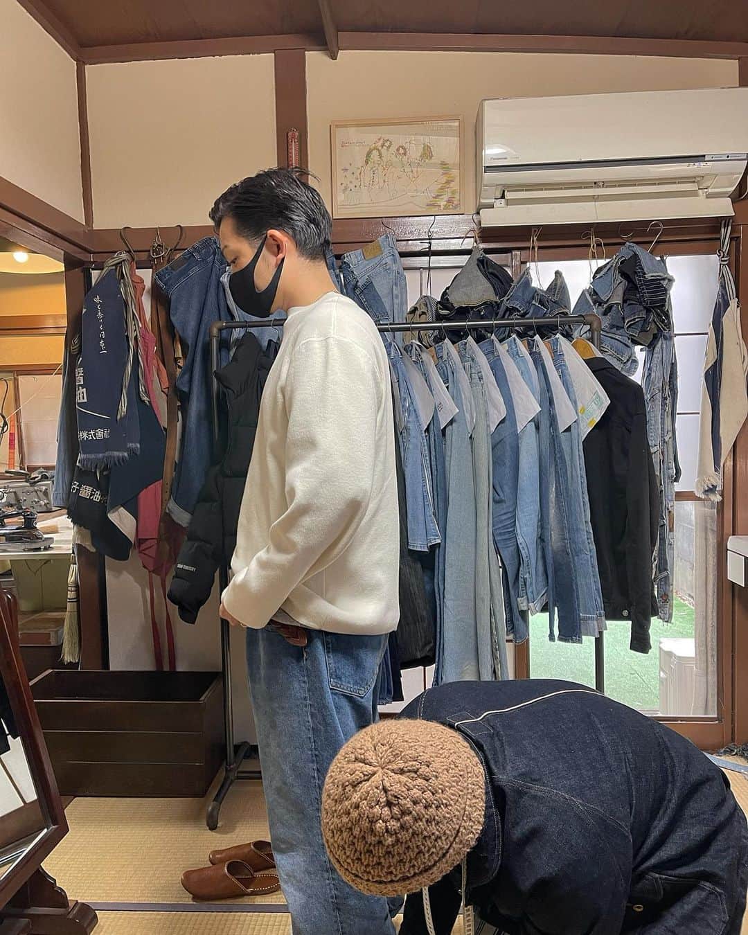 馬場一馬のインスタグラム：「デニムの裾上げに行ってきました👖 今回は　@maisonmargiela  のデニムを裾上げアタリ出し加工で依頼しました。 パンツのサイズ感やシルエットは自分の好みに合わせてアレンジしています。 #デニム#裾上げ#maisonmargiela」