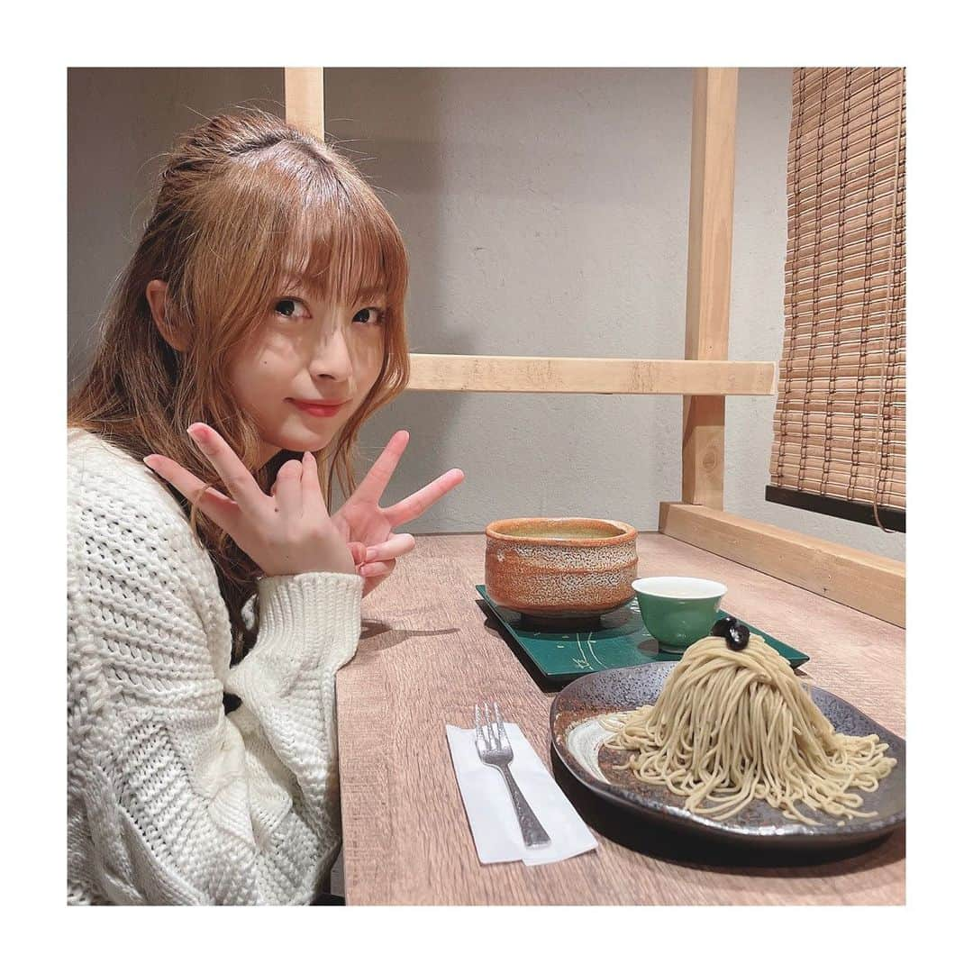 吉岡茉祐さんのインスタグラム写真 - (吉岡茉祐Instagram)「おしゃれカフェ！  行きたいお店があるって言われて行ったら、すっごいおしゃれなところに連れてってもらった✨  モンブラン×抹茶=最強！！ 私の好きなものよくわかってるやん？ 天才だなー。  そんな青山の吉能さんに軽めの圧かけられたので、1枚目の写真をありがたく使わせていただきました。  大変おいしかったです☺️ また歩く食べログさんにいいお店教えてもらおうと思います。  #抹茶 #ほうじ茶 #モンブラン  #おしゃれカフェ  #裏参道ガーデン」1月12日 19時24分 - yoshioka_mayuc