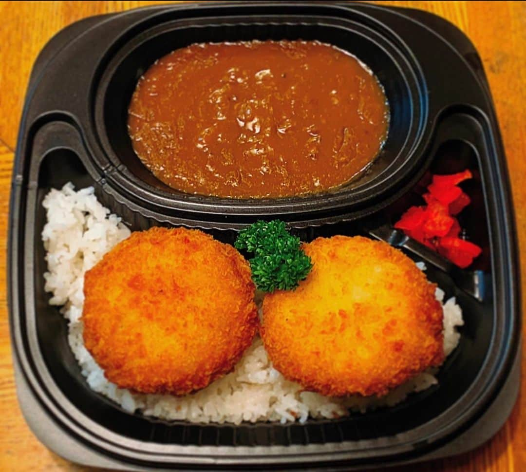 チキン南蛮カレーのルウ王子さんのインスタグラム写真 - (チキン南蛮カレーのルウ王子Instagram)「連日たくさんのカレー弁当のテイクアウトをご注文いただきあルウがとうございます！！これからもてげうまカレー弁当を作り続けルウ！カレー倶楽部ルウ全店舗テイクアウトできルウので是非！カレー最高！てげうまルウ！ ★ ★ #チキン南蛮カレー #テイクアウト #都城 #コロッケカレー #カレー倶楽部ルウ #都城テイクアウト #ふるさと納税  #ルウ王子 #フォロバ #宮崎 #幸せ上々みやこのじょう #フォロワー募集 #like4follow  #いいね#福岡 #宮崎ランチ #寺田町 #梅田 #宮崎 #グルメ好きな人と繋がりたい #カレー #南森町 #寺田町駅 #鹿児島 #難波 #都城ランチ #カレーライス」1月12日 19時28分 - currynoprince