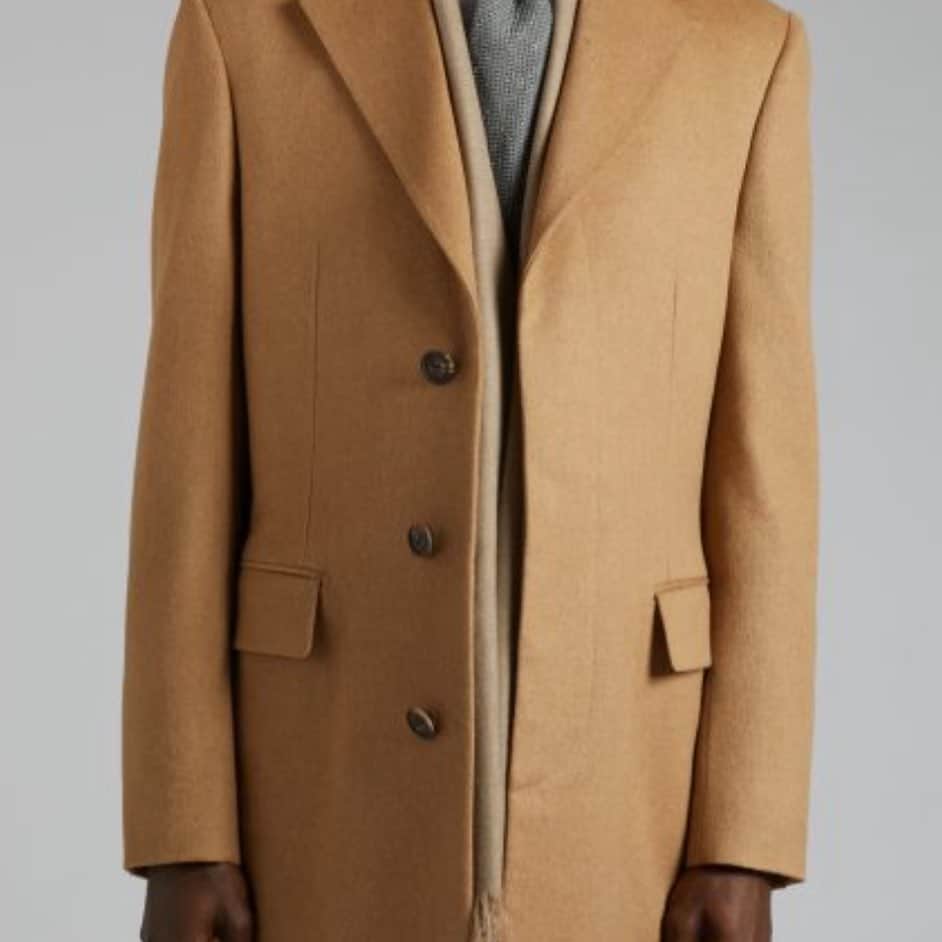 ハンツマンのインスタグラム：「New Year, New Look? Then look no further than the ultimate in luxury ready-to-wear outerwear. The Huntsman Camel cashmere fly front overcoat.⁠⠀ ⁠⠀ This beautifully crafted slim fit overcoat with three-button detail fastening will take you into 2021 with both style and confidence.⁠⠀ ⁠⠀ Want to see it in-store? Shop directly with our client managers via video, in-store with the HUNTSMAN LIVE button on our website. ⁠⠀ ⁠⠀ Want to plan your next Huntsman purchase? Shop directly with our client managers via video, in-store with the HUNTSMAN LIVE button on our website. ⁠⠀ ⁠⁠⠀ #Huntsman #HuntsmanSavileRow #ReadyToWear #Outerwear #Coat #Bespoke #BespokeInspiration #HuntsmanAtHome #Hero #Toshi ⁠⠀」