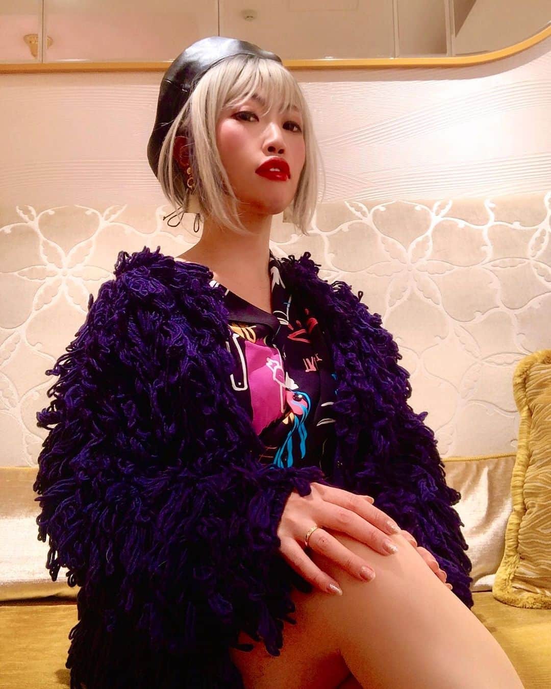 DJ YURINAのインスタグラム：「雪降るくらい寒いです😵 オシャレは気持ちからではどうにもならない寒さ、、 厚着嫌いなんだよね、わたし😞 . . . 皆様風邪などお引きにならないよう、厚着してくださいね🙌😉 . 素朴な疑問なんだけど 風邪とコロナって同時かかるんかな、、？ 風邪引いたらコロナにならないなんてあるんだろうか💡 . #馬鹿は風邪引かない  #それわたし #健康第一  . . . 明日は久しぶりパーティーなのでディスカウント画像付けときます👍」
