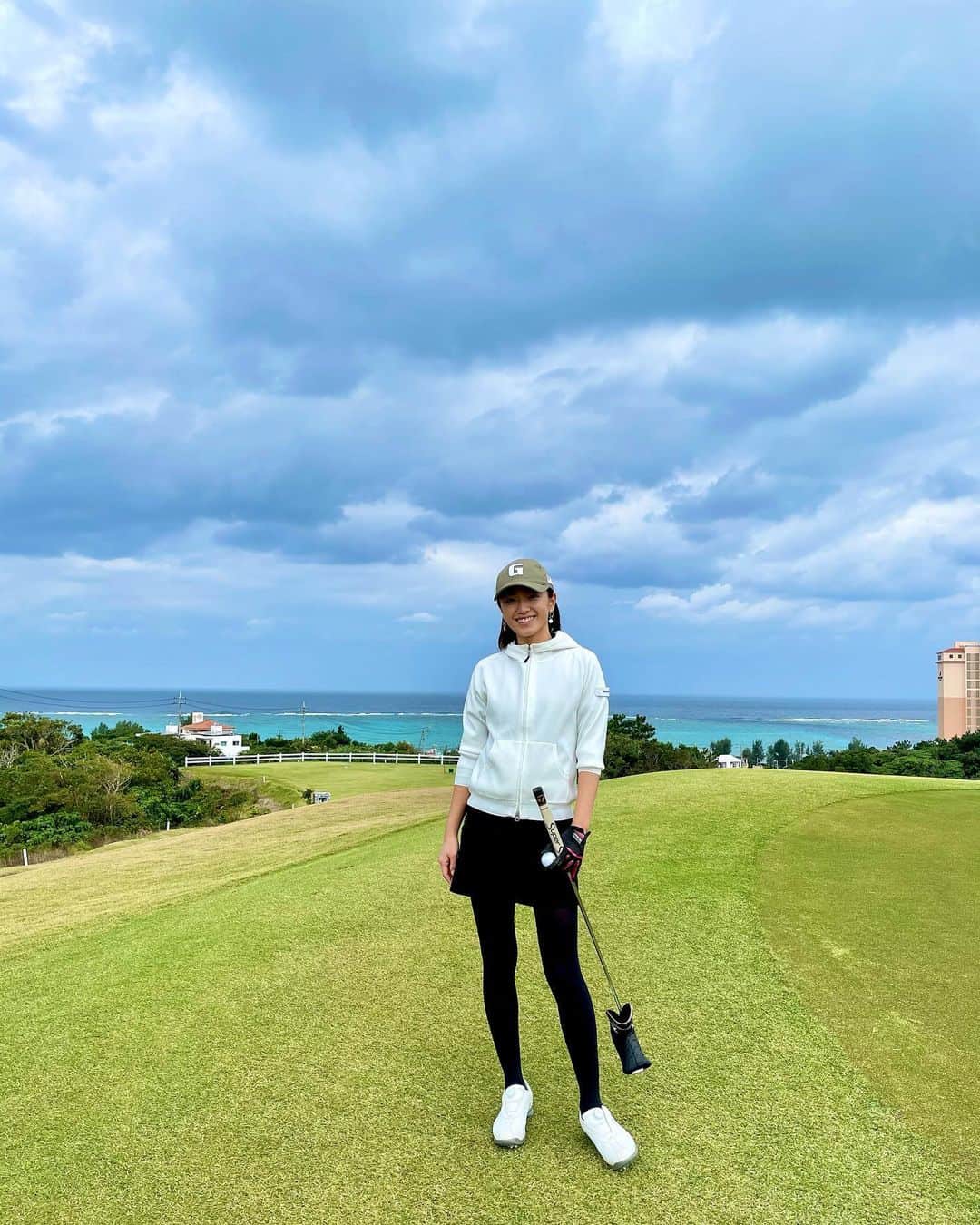 夏美のインスタグラム：「最近はひたすらインパクトの時に右肘を身体の前に持ってくる意識⛳️🏌️‍♀️ 油断するとすぐ右肘が身体の外に曲がっちゃうんですよね🤔 これがうまくいった時はボールにちゃんと当たって気持ちいい✨😭👍 ＊ ＊ この日のウェアは全身　@briefing_official  この真っ白のニット　ゴルフ場によく映えるんです💘 ほんとはこの日白×白コーデにしようと思ったんですがあいにくの天気で泥にびびってスカートはブラックに❗️笑 早くいろんなコーデがしたい🤩🏌️‍♀️ ＊ ＊ #briefing  #briefinggolf  #ブリーフィング　 #ブリーフィングゴルフ　 #夏美の沖縄ライフ  #夏美の沖縄ゴルフ」