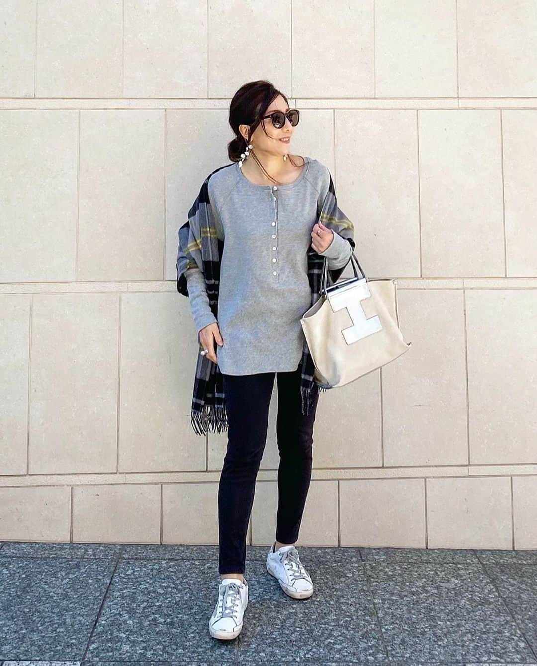 chiyo1173さんのインスタグラム写真 - (chiyo1173Instagram)「#outfitoftheday  サーマルTにレギパン、スニーカーで #ワンマイルコーデ ☺︎♪♪ ・ ・ tops：#kuumfashion #クウム pants：#uniqlo #ユニクロ stole：#johnstons #ジョンストンズ bag：#iacucci #イアクッチ shoes：#goldengoose #ゴールデングース ・ ・ サーマルTは、以前にもチラリとお話させて頂いた @kuumfashion × chiyo の新作。 前後2wayで着ることの出来るサーマルT。 カジュアルなアイテムだけど、 女性らしく着る事の出来るシルエットに拘った一枚です。 ・ ・ コロナの影響による製造遅延で だいぶ発売が遅れていましたが… 明日1月13日(水)21:00〜予約販売を開始させて頂きます。 すでにサイトに商品ページがupされておりますので、 @kuumfashion さんのトップページのURLより ご覧になって頂けると嬉しいです✨ また明日、商品について詳しく載せますね。 宜しくお願い致します。 ・ ・ #ootd#コーデ#シンプルコーデ#大人カジュアル#きれいめカジュアル#スニーカー女子#uniqloコーデ#uniqlolifewear#locari#ロカリ」1月12日 19時39分 - chiyo1173