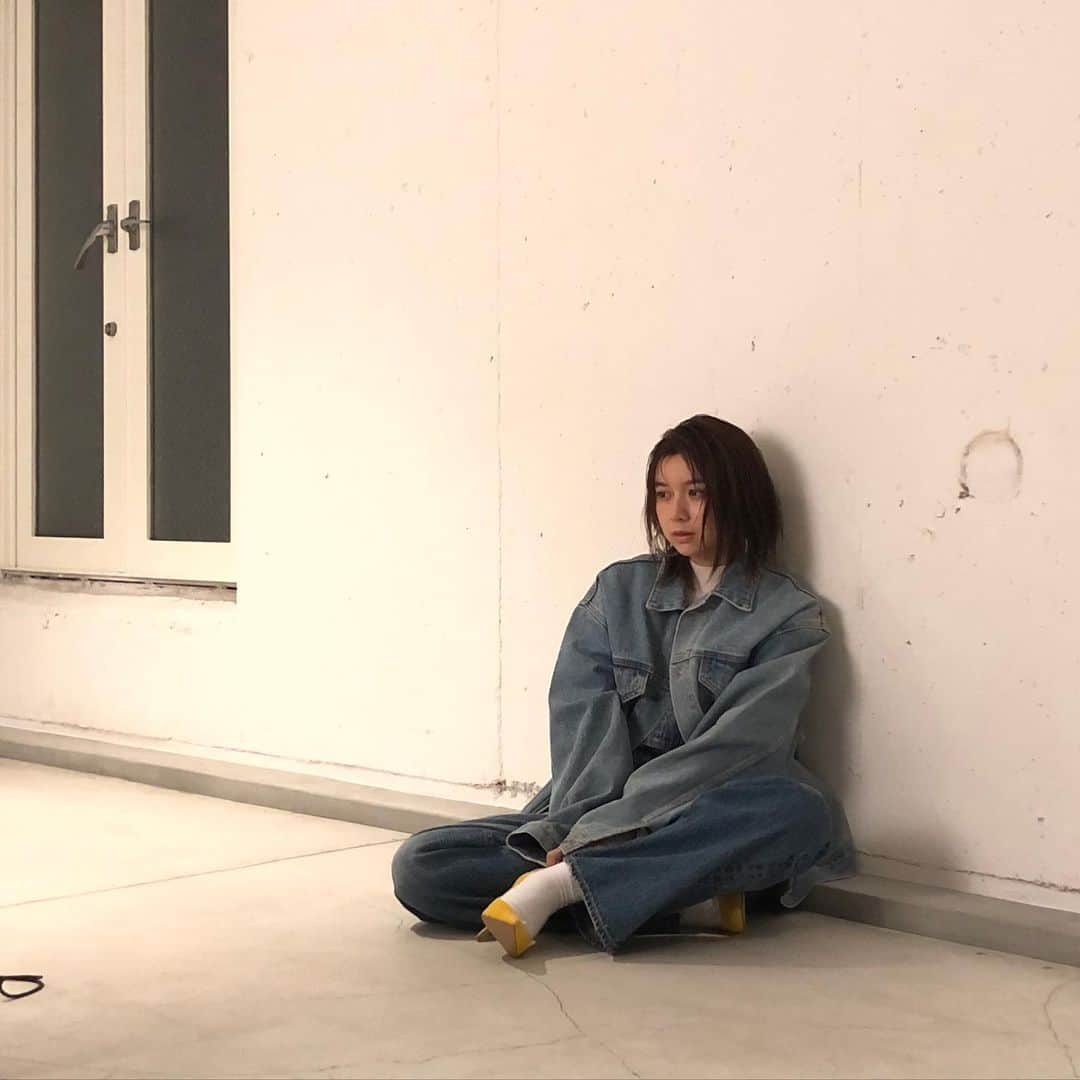 のインスタグラム：「・ 撮影中の萌歌さんを横からパシャリ📷 座っているだけでも絵になるなんて なにごと...🥺👏🏻❣️ ・ つい先日、 デビュー10周年を迎えたんだとか！ おめでとうございます🥳🎉 ・ #jelly#jelly2月号#上白石萌歌#上白石姉妹#ハタチ#オフショット#デニムオンデニム#デニム#gジャン#オーバーオール#ジーンズ#ディーホリック#エックスガール#おしゃれさんと繋がりたい #kamishiraishimoka#offshot#japanesemodel#denim#denimondenim#denimjacket#overall#jeans#dholic#xgirl#streetstyle」