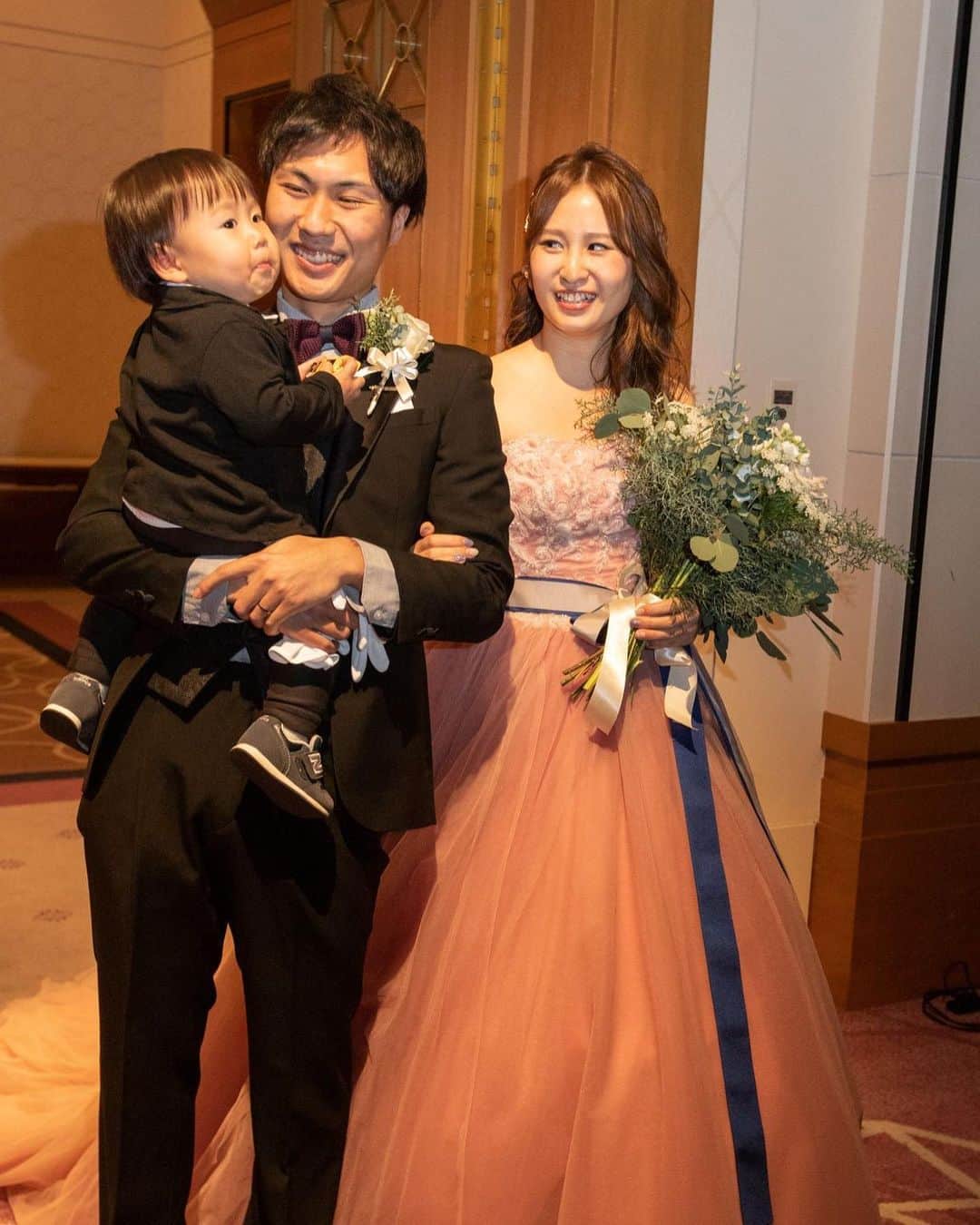 楽婚【公式】Instagramさんのインスタグラム写真 - (楽婚【公式】InstagramInstagram)「. ♡ハッピーも2倍！ファミリーウェディング  可愛いお子さまと一緒なら 楽しい結婚式ももっと楽しい♡  Kensuke & Hinako 会場：#浦安ブライトンホテル東京ベイ  @rakukon をフォローして 『#楽婚』をつけて、 お写真の投稿大歓迎♡ 公式IGでリグラムされるかも！？  Webでご予約はTOPのURLより♡ ⇒@rakukon . #楽婚 #rakukon #ベストアニバーサリー  #ベストブライダル #wedding #ウェディング #フォトウェディング #プレ花嫁 #卒花 #日本中のプレ花嫁さんと繋がりたい #プラコレ #marryxoxo #ウエディングニュース #2021年冬婚 #2021年春婚 #2021年夏婚 #式場探し#ナチュラルウェディング #結婚式準備 #結婚式場#weddingdress #ウェディングドレス #カラードレス  #前撮り#会場装飾 #オリジナルウェディング #ファミリーウェディング#ファミリー婚#披露宴演出」1月12日 19時40分 - rakukon