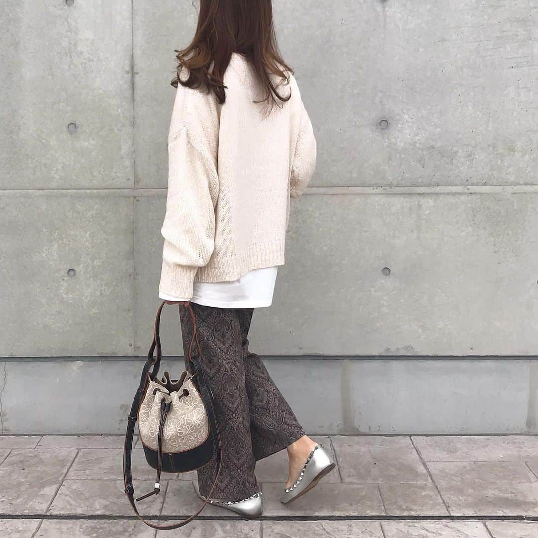 mario_dozonoさんのインスタグラム写真 - (mario_dozonoInstagram)「* 🐏🐃✔️ today’s outfit…❤︎ * トレンドに乗っかって最近ちょっとハマってる、ゆるニットにロンTの重ね着🤫🎶 * セットでいい感じにできるのを @reedit_official で発見❤︎ * いつもはデニムを合わせるところだけど、こういうリラクシングな柄ボトムスも新鮮で可愛い🥰 * * knit & cutsew & pants… @reedit_official bag… @loewe shoes… @maisonvalentino * * * #outfitoftoday #reedit #reedit_ootd #SDGs #loewe #loewebag #リエディ #リエディスタ #サステナブルファッション #ゆるニット #ニットコーデ #ゆるふわヘア #ゆるふわ巻き #大人シンプルコーデ #パンツコーデ #ワイドパンツ #柄パンツ #ロエベ #ロエベバッグ #バルーンバッグ #大人女子コーデ #カジュアルコーディネート #大人カジュアルコーデ #ママコーディネート #きれいめカジュアル #30代ファッション #アラフォーファッション #アラフォーママコーデ #バレンチノ」1月12日 19時42分 - mario_dozono