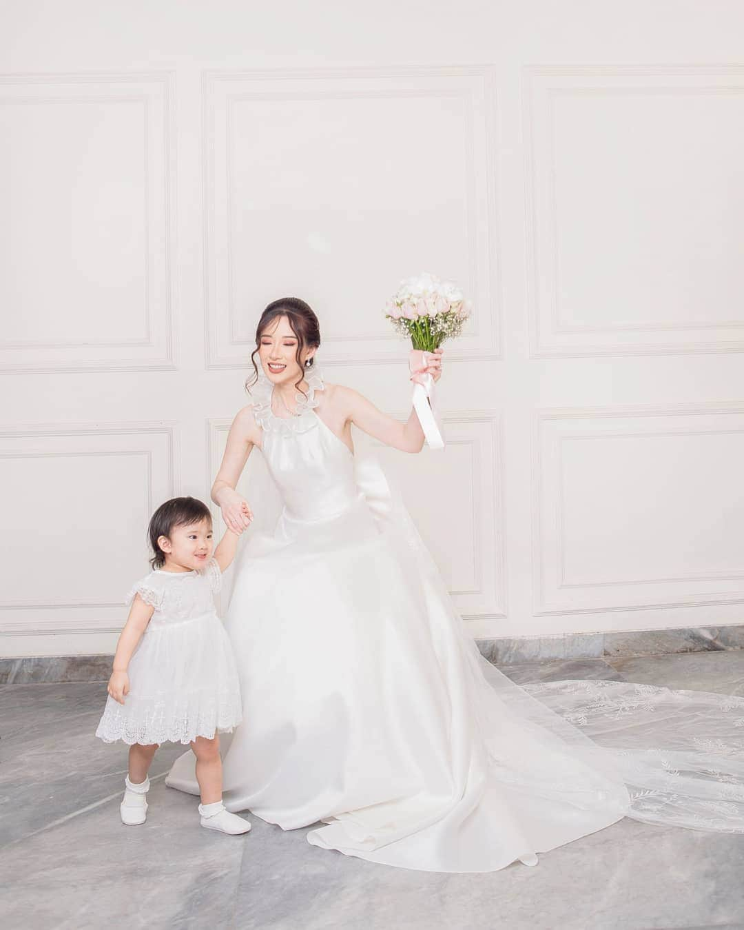 エリッサ・ヤマダさんのインスタグラム写真 - (エリッサ・ヤマダInstagram)「ok these are my official wedding pics 😍 @jessbebes _ 💐: @moonbaileys.florist 👗: @elsiechrysila」1月12日 19時42分 - elleyamada