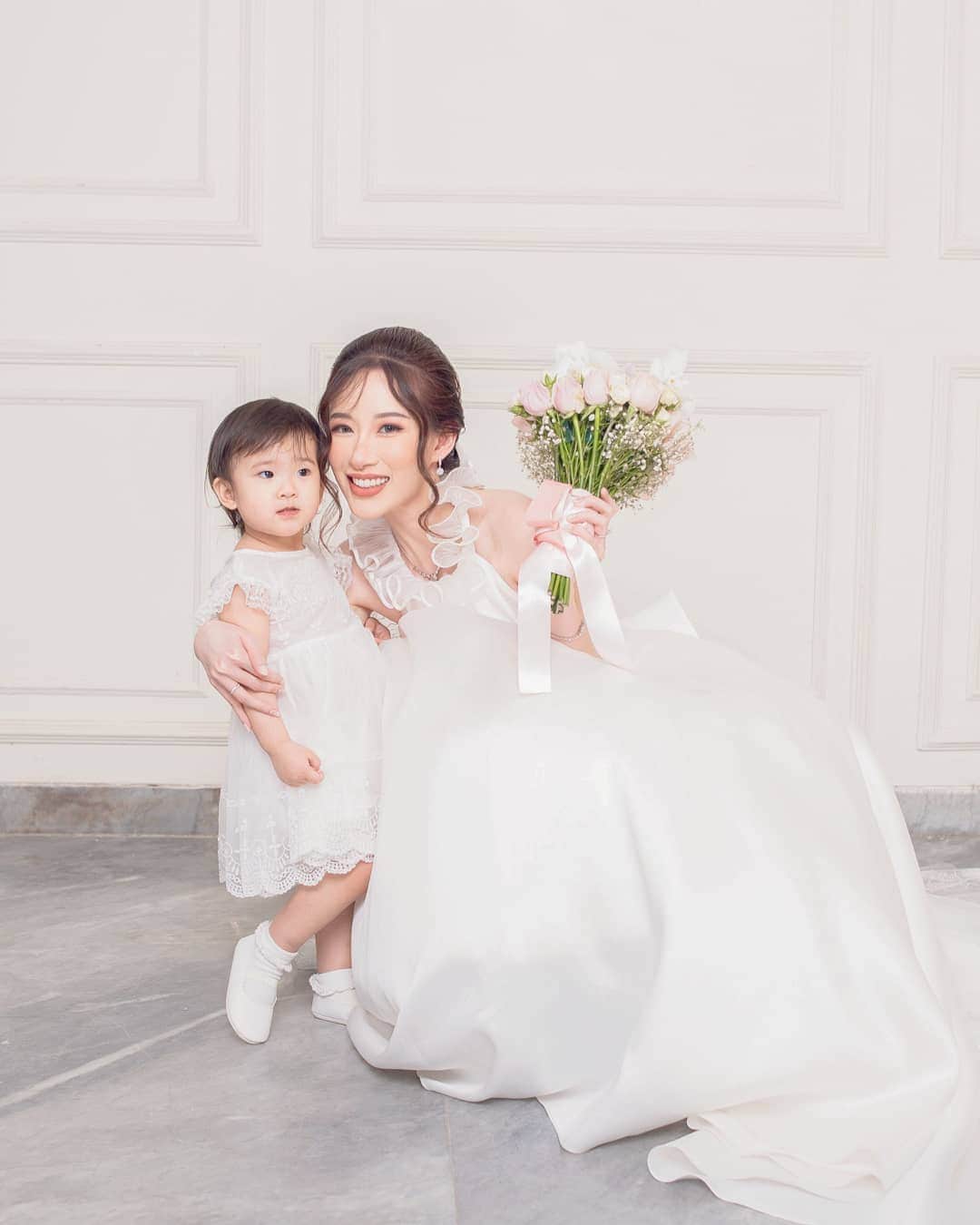 エリッサ・ヤマダのインスタグラム：「ok these are my official wedding pics 😍 @jessbebes _ 💐: @moonbaileys.florist 👗: @elsiechrysila」