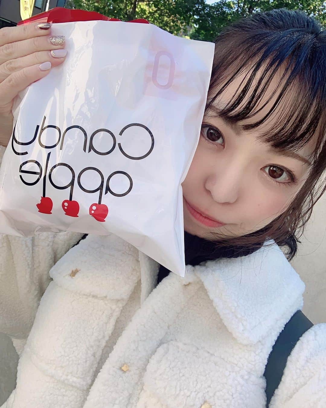 白井佑奈さんのインスタグラム写真 - (白井佑奈Instagram)「🍏💗🍏💗 . テイクアウトのりんご飴も可愛い☺️ . 横浜駅西口のドン・キホーテ先にもお店が出来たからまた行ってみた✨💗 . . シナモン好きになった🐰🤍 . ＊＊＊＊＊＊＊＊＊＊ candyapple @candy_apple_369  ＊＊＊＊＊＊＊＊＊＊ . プロフィールリンクはこちら👉 @yuna_smile0130  . . . #キャンディアップル #りんご #りんご飴 #りんご飴専門店 #上白石萌音 #恋つづ #こいつづ #代官山カフェ #代官山ランチ #代官山グルメ #恵比寿カフェ #恵比寿ランチ #恵比寿グルメ #横浜グルメ #横浜カフェ #横浜 #カフェ好きな人と繋がりたい #カフェ巡り #カフェ女子 #カフェスタグラム #動画編集 #食べる動画 #グルメ動画 #candy #apple #fff #japanesegirl #sweets」1月12日 19時48分 - yuna_smile0130