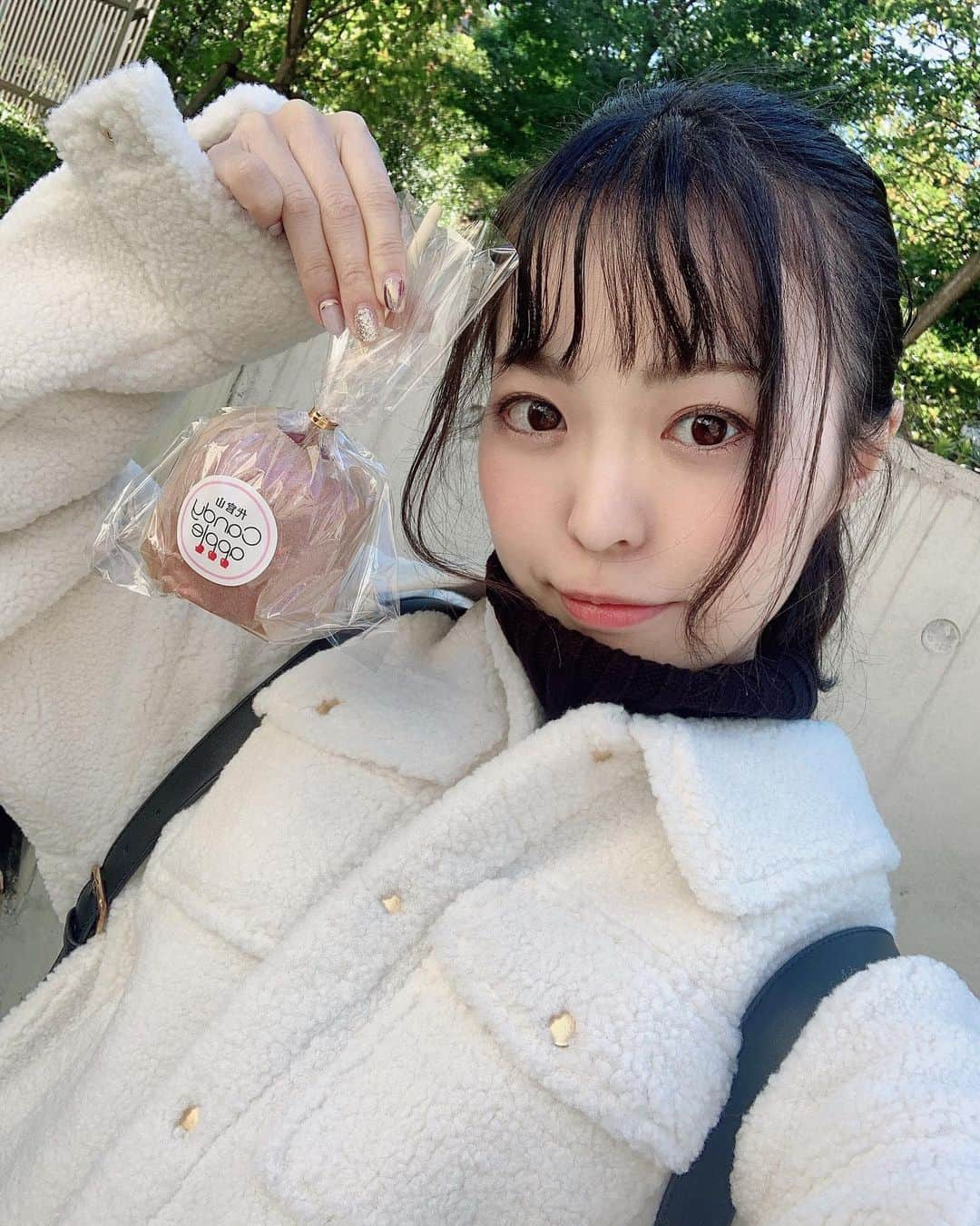 白井佑奈さんのインスタグラム写真 - (白井佑奈Instagram)「🍏💗🍏💗 . テイクアウトのりんご飴も可愛い☺️ . 横浜駅西口のドン・キホーテ先にもお店が出来たからまた行ってみた✨💗 . . シナモン好きになった🐰🤍 . ＊＊＊＊＊＊＊＊＊＊ candyapple @candy_apple_369  ＊＊＊＊＊＊＊＊＊＊ . プロフィールリンクはこちら👉 @yuna_smile0130  . . . #キャンディアップル #りんご #りんご飴 #りんご飴専門店 #上白石萌音 #恋つづ #こいつづ #代官山カフェ #代官山ランチ #代官山グルメ #恵比寿カフェ #恵比寿ランチ #恵比寿グルメ #横浜グルメ #横浜カフェ #横浜 #カフェ好きな人と繋がりたい #カフェ巡り #カフェ女子 #カフェスタグラム #動画編集 #食べる動画 #グルメ動画 #candy #apple #fff #japanesegirl #sweets」1月12日 19時48分 - yuna_smile0130