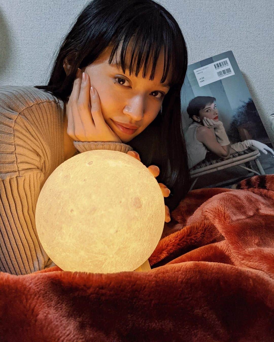 shihori.kathleenのインスタグラム：「誕生日の日の🌝  リップは大好きなOPERAのブラウンフィグと復刻のカカオキスとのダブル使い💄🍫リップみたいにささっと塗れるオペラは自粛期間も大活躍、、！  sweet dark kiss...🌛🌹🌌」