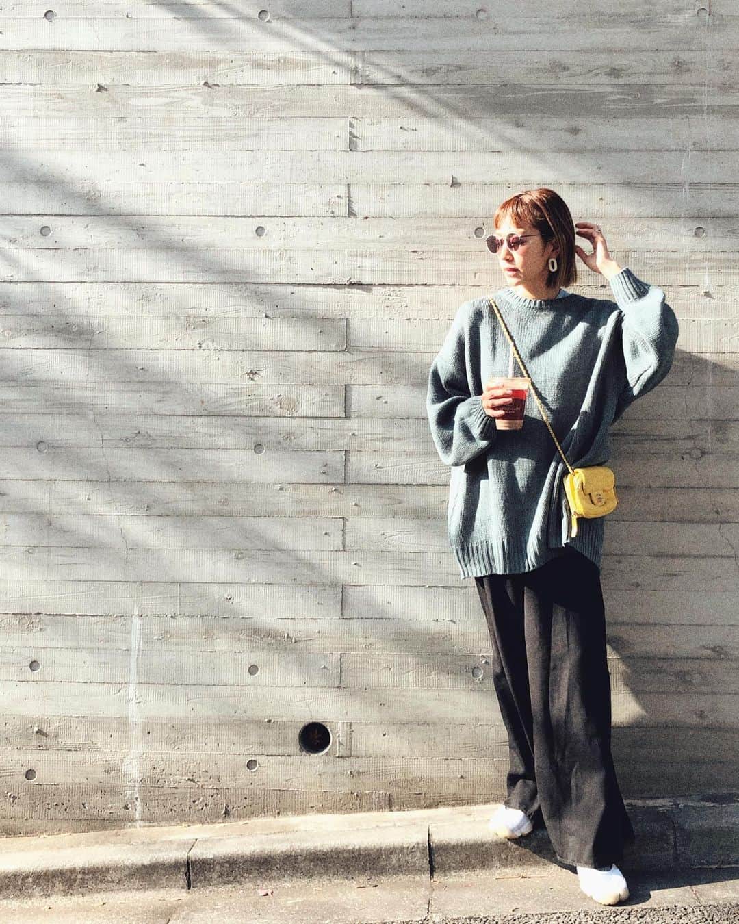 EMILY/BLUEさんのインスタグラム写真 - (EMILY/BLUEInstagram)「少し前の。 近所のコーヒー屋さんへ行きがてらお散歩☕️ ゆるめスタイルで♡ メインはバッグボタンデザインの2WAYリバーシブルニットカーディガン。 ボタンを後ろにしてプルオーバーニットとして着てみました。 インナーにタイダイ柄のTシャツを着たので、後ろ姿の方が可愛いかも♡ もちろんボタンを前側にしてカーディガンとしても使えます。 気分によって変えて着られるのって嬉しいー♡ #クラシカルエルフ #classicalelf #エルフコーデ #2wayニット #ニットコーデ #カーディガン #カーディガンコーデ #locari #ロカリ #大人コーデ #大人カジュアル #プチプラ #プチプラコーデ #今日の服 #今日のコーデ #着回しコーデ #ママファッション #ママコーデ #ボブヘア #赤ちゃんのいる生活 #男の子ママ #女の子ママ #子供のいる暮らし」1月12日 19時49分 - emilybluejewelry0220