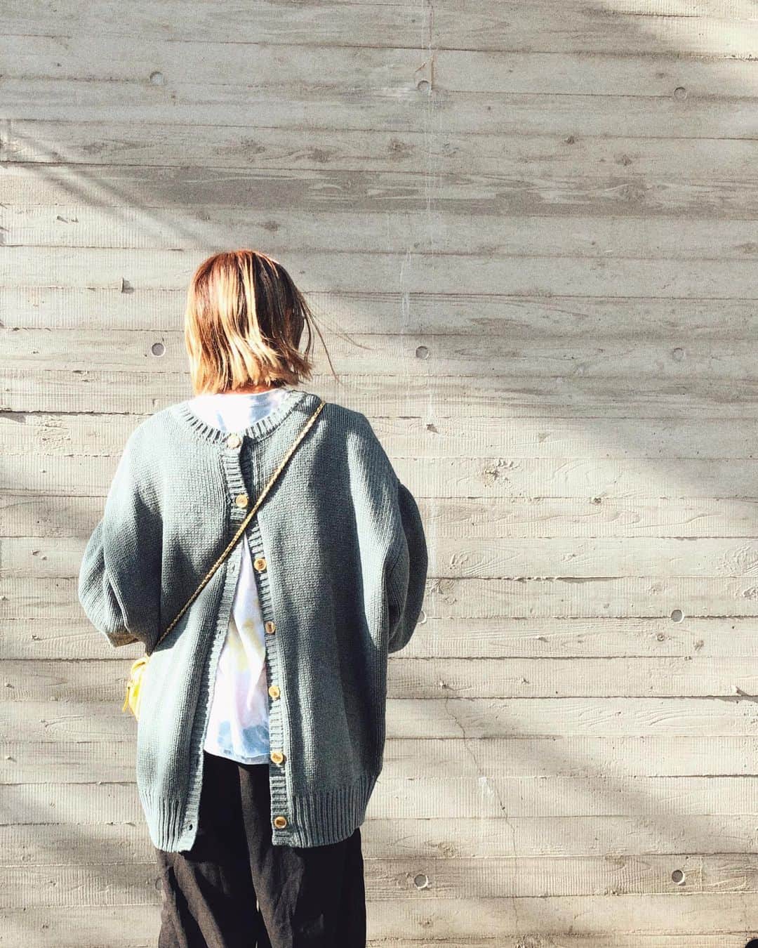 EMILY/BLUEさんのインスタグラム写真 - (EMILY/BLUEInstagram)「少し前の。 近所のコーヒー屋さんへ行きがてらお散歩☕️ ゆるめスタイルで♡ メインはバッグボタンデザインの2WAYリバーシブルニットカーディガン。 ボタンを後ろにしてプルオーバーニットとして着てみました。 インナーにタイダイ柄のTシャツを着たので、後ろ姿の方が可愛いかも♡ もちろんボタンを前側にしてカーディガンとしても使えます。 気分によって変えて着られるのって嬉しいー♡ #クラシカルエルフ #classicalelf #エルフコーデ #2wayニット #ニットコーデ #カーディガン #カーディガンコーデ #locari #ロカリ #大人コーデ #大人カジュアル #プチプラ #プチプラコーデ #今日の服 #今日のコーデ #着回しコーデ #ママファッション #ママコーデ #ボブヘア #赤ちゃんのいる生活 #男の子ママ #女の子ママ #子供のいる暮らし」1月12日 19時49分 - emilybluejewelry0220