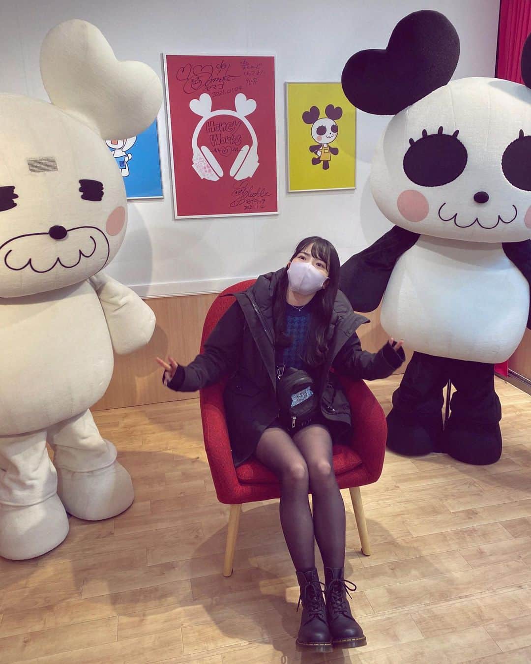 松崎博香のインスタグラム：「. 年賀状届いたよ〜🎍っていう 報告が少しづつ私に届いて嬉しいです✌🏻 まだ届いていない方にも届くと思うので ちょっと待っててねー🧸🤍  にしても、今日寒すぎないか？？？ みんなも暖かくして過ごしてね❄️  #shibuya109 #HoneyWorks #honeyworks好きと繋がりたい #渋谷109 #クマパンのお部屋」