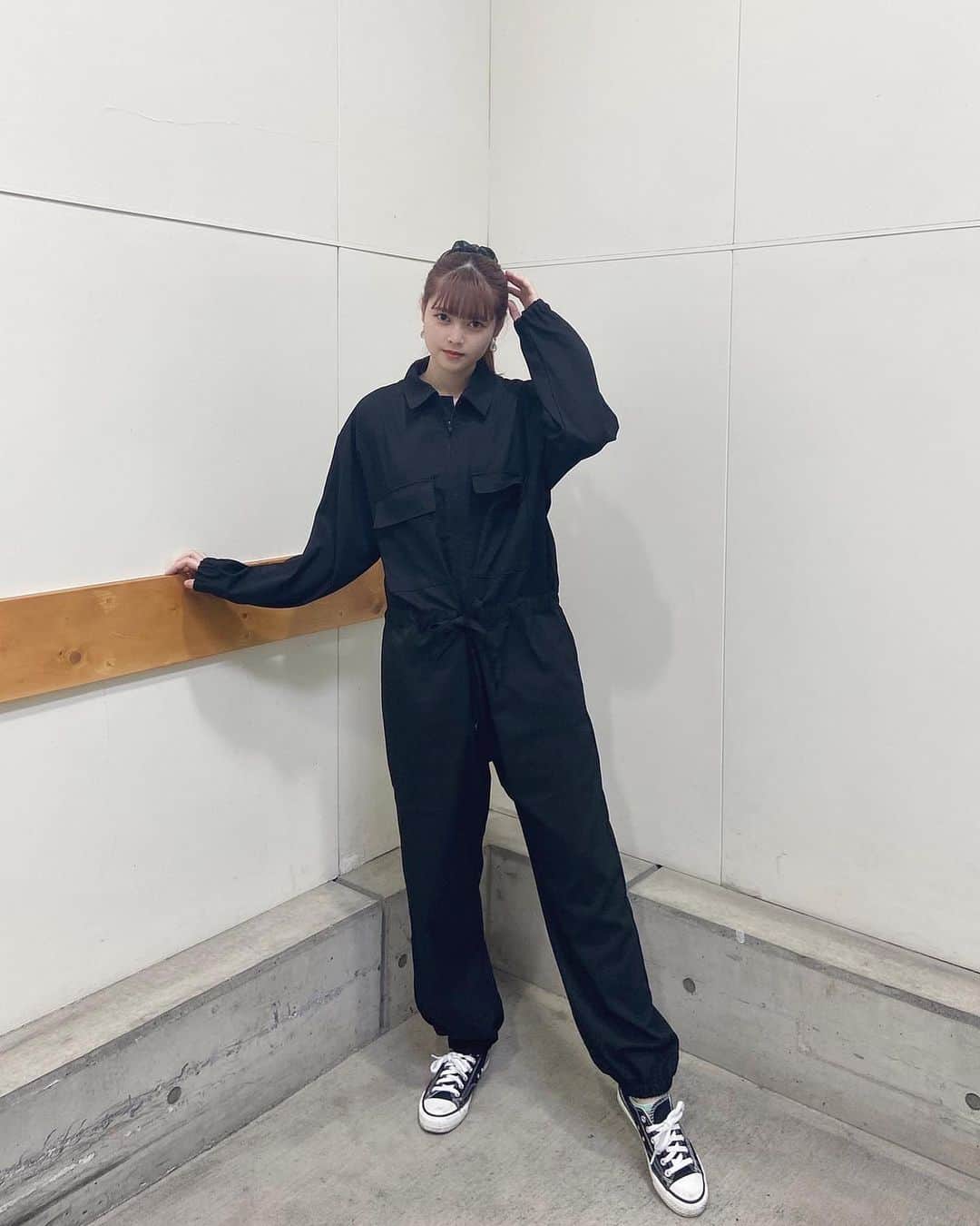 松岡花佳のインスタグラム：「初めてジャンプスーツ着てみたけど動きやすくていい感じ😎✌🏿💖﻿ ﻿ ﻿ 黒だから着やすいしカッコイイと可愛いになれる！🌟🖤﻿ ﻿ #gu_for_all ﻿ #GUstyle﻿ #gupr﻿ #メンズスーツ﻿ #ジャンプスーツ」