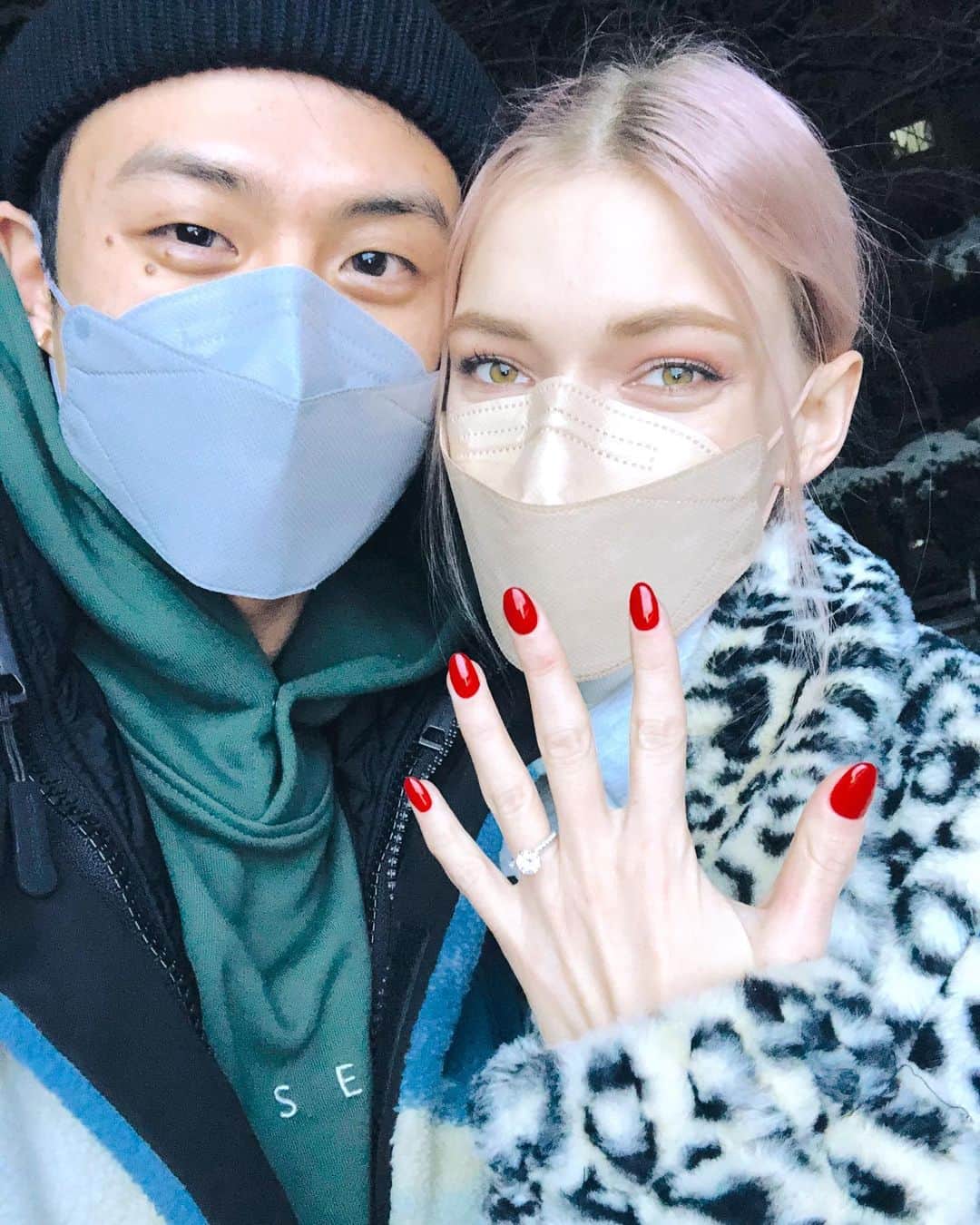 ステファニー・ミチョヴァのインスタグラム：「💍❤️😭 @realisshoman」