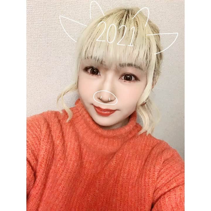 のインスタグラム：「♡ . . たまにわ動画も(♡˙³˙) . . 動いとるわれちわ どうどすかいな🙃？ . . . #われち語 #movie #動画 #message #お正月 #2021 #丑年 #うし #🐮 #歳女 #年女 #新年 #happynewyear #happynewyear2021 #あけましておめでとうございます🎍 #今年もよろしくお願いします #女子大生 #141 #金髪女子 #instagood #followme #instalike #팔로우 #ファッション好き #instamakeup #instafashion #自撮り女子 #selfie #셀피 #셀스타그램」