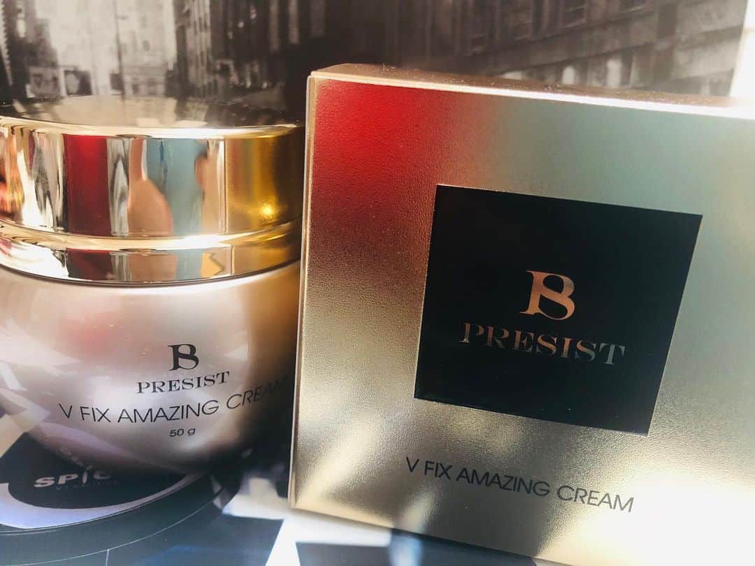 のインスタグラム：「#今年は美容頑張る 💄 を有言実行！！針コスメ デビューです✨ PRESIST V FIX AMAZING CREAM 塗るとほんの少しピリッとチクッとする 新感覚！なんと25000本の天然針が入ってるんですって😳でも痛くはないですよ🙆‍♀️ ナイトクリームですが、私は引き締めたい フェイスラインと目の周りなど 部分的に使っています🙋‍♀️ 少量で伸びが良くしっとりもっちり🥰 クリームの出方まで楽しい♪ ▶️動画にしました(3枚目) #美容  #PRESIST  #イノスピキュール  #天然針  #アメージングクリーム  #ナイトクリーム  #Ktwo で美容師さんにオススメしていただき #感動  #フリーアナウンサー  #佐藤由季  #stayhome  #メイクしなさ過ぎてメイクの仕方忘れそう 笑」