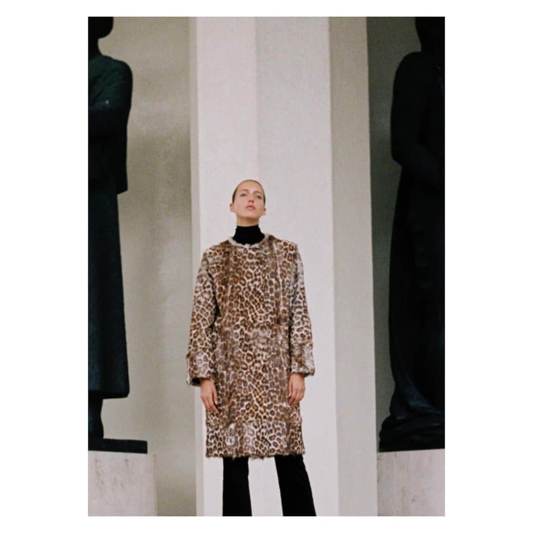 のインスタグラム：「For the upcoming winter days - the classic Madison Coat in a rich leopard handprint on goat. Add this statement piece to your wardrobe that is both warm and eye catching 🐆 #foreverclassic #nowonsale #specialprice #rikastudios」