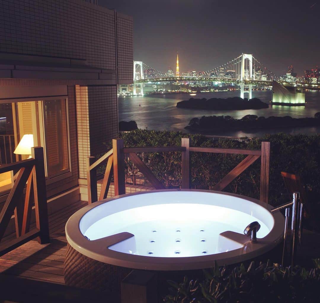 Hilton Tokyo Odaiba ヒルトン東京お台場さんのインスタグラム写真 - (Hilton Tokyo Odaiba ヒルトン東京お台場Instagram)「#ヒルトン東京お台場   まるで東京の夜景を独り占めしているかのような 非日常の空間。 贅沢なひとときをお楽しみください🥂  #屋外ジェットバス #スイートルーム #夜景 #東京 #ヒルトン #ホテル #お台場 #非日常 #記念日 #大人デート #レインボーブリッジ #東京タワー #hiltonodaiba #hilton #odaiba #tokyo #hotel #discoveringtokyo  #staycation  #chile」1月12日 20時00分 - hilton_tokyo_odaiba