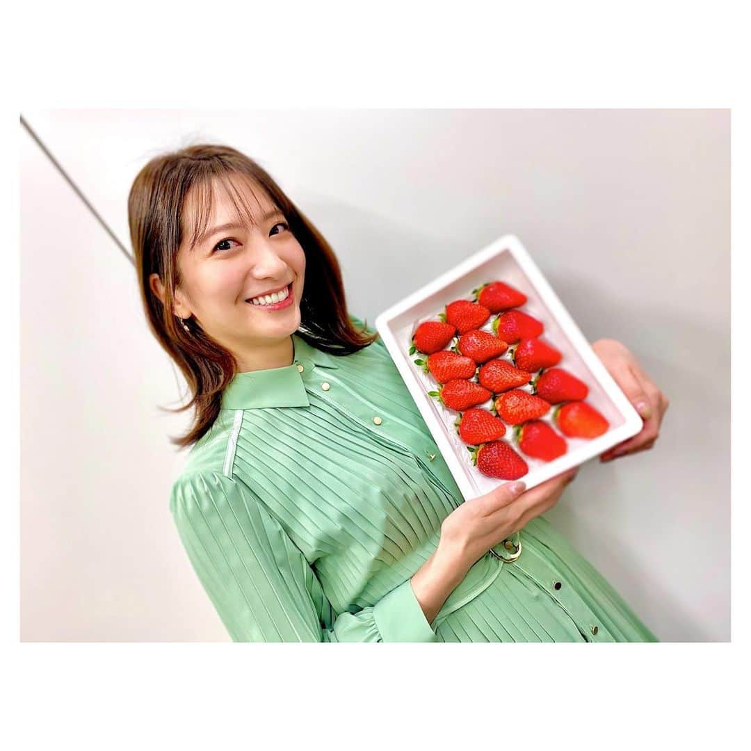 笹崎里菜のインスタグラム：「🍓 今年初のイチゴ🥺 さいっこうに水々しくて甘いイチゴ🥺 一番好きな食べ物はイチゴ🥺 小さい頃からイチゴを爆食い🥺 保育園では隣の子の分まで食べるくらい🥺  🙌イチゴバンザイ🙌」