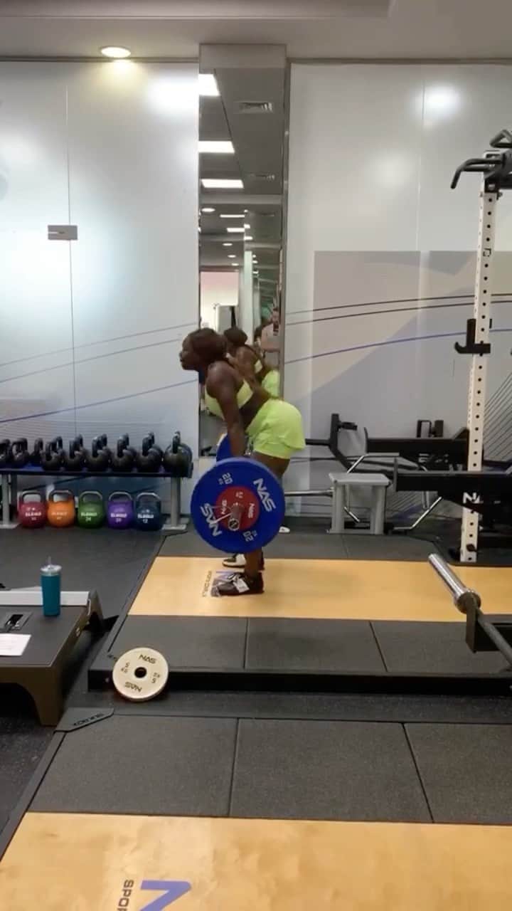 アシャ・フィリップのインスタグラム：「New hang clean PB 🏋🏾‍♀️105kg ✅💪🏾 Fueled by the power of love ones 💕   @gymshark   #GymsharkWomen #Cleans #Gym #TrackAndField #Olympics #Gymshark」