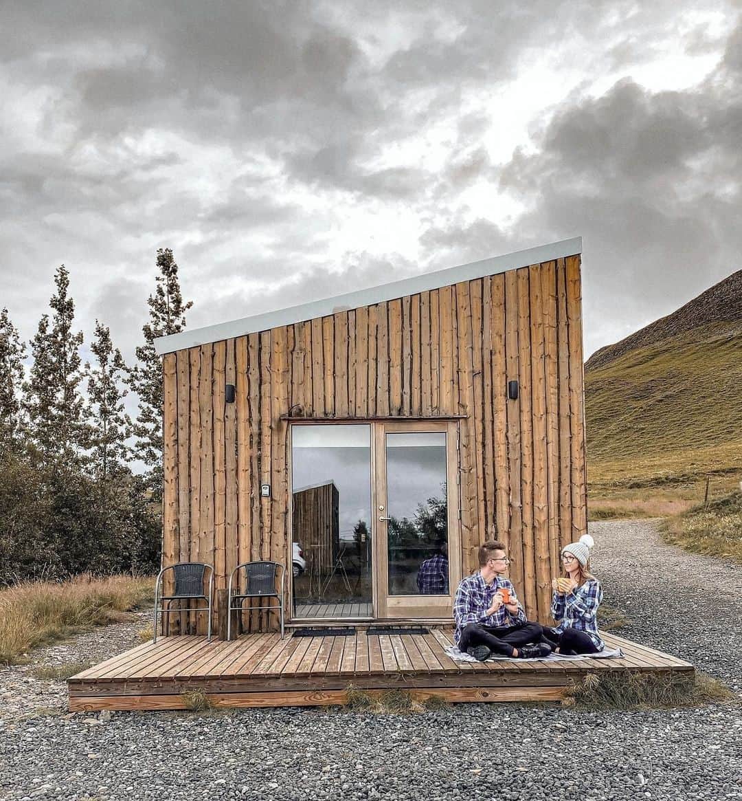 Airbnbのインスタグラム：「Þóra’s studio cottage is much more than a scenic stop near the Golden Circle. Be sure to linger long enough to meet your neighbors—Icelandic horses, mostly—and take a soak in the steamy geothermal waters of the nearby Secret Lagoon (shh).   Photo: @lostandfoundtravelling」