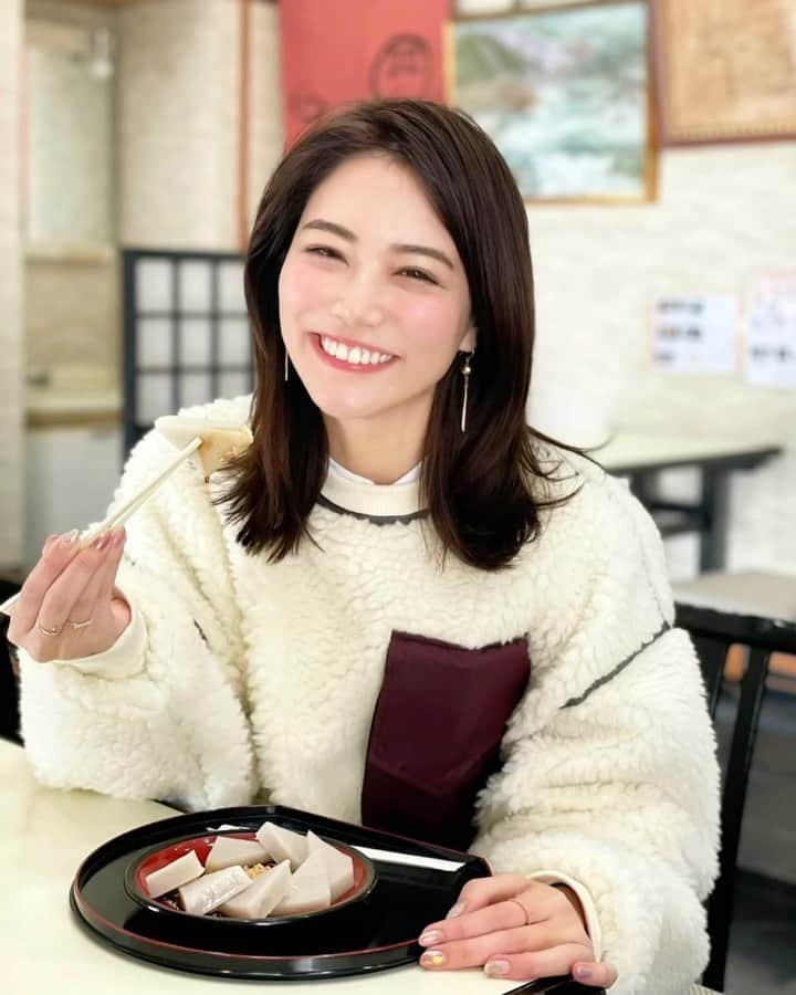 のインスタグラム：「こんばんは☀️ . 今年本厄なので厄除けをしに、ゆりちゃんと佳子と川崎大師さんへ✨💕 . 毎年お参りに来たら食べているのが、住吉の葛餅💗小さい頃から食べているので思い出の味✨😋 . 葛餅ヘルシーだし罪悪感なし💗 お土産にも結構買って帰りましたが、もう全て一人で食べてしまいました🐷笑 . 佳子のナレーションが相変わらず癒される💕笑　みんなで素敵な一年にしようね💗 . 明日もお仕事頑張りましょ🥰❤️ . #厄除け #初詣 #川崎大師 #本厄 #葛餅 #和菓子 #わらびもち #和スイーツ #スイーツ #スイーツ女子 #sweet #ほっこり #お正月 #パワースポット #グルメ #グルメ女子 #下町 #下町グルメ #川崎 #kawasaki #きなこ #きな粉 #黒蜜 #もち #ヘルシー #ヘルシーメニュー #ヘルシーおやつ #ヘルシーごはん #正月太り #ダイエット」