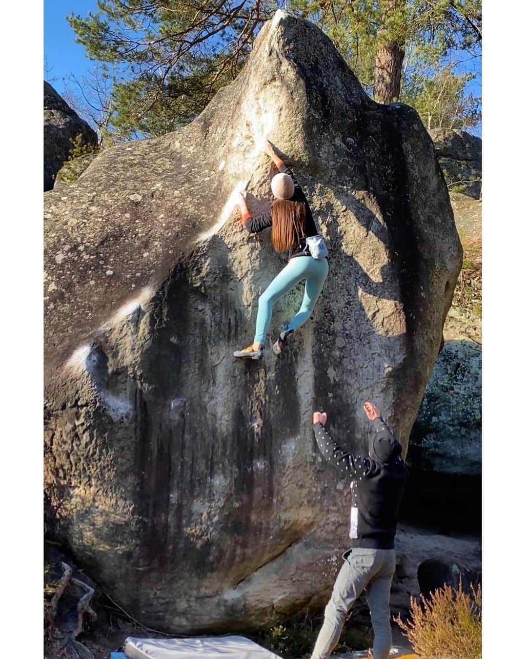キャロライン・シノのインスタグラム：「Quand ça veut pas, faut pas se forcer!! Pas de honte à ne pas sortir un bloc sensé être dans mes cordes.« Hiéroglyphes 6C » ce sera pour une prochaine fois😇 Pas eu envie de me la coller au réta sur des prises humides! #selfacceptance  @antho.gtds à la parade!  @crimpoilofficial #climbmassage #recoverfaster @girlsinbleau @arkose.climbing #bethbyarkose」