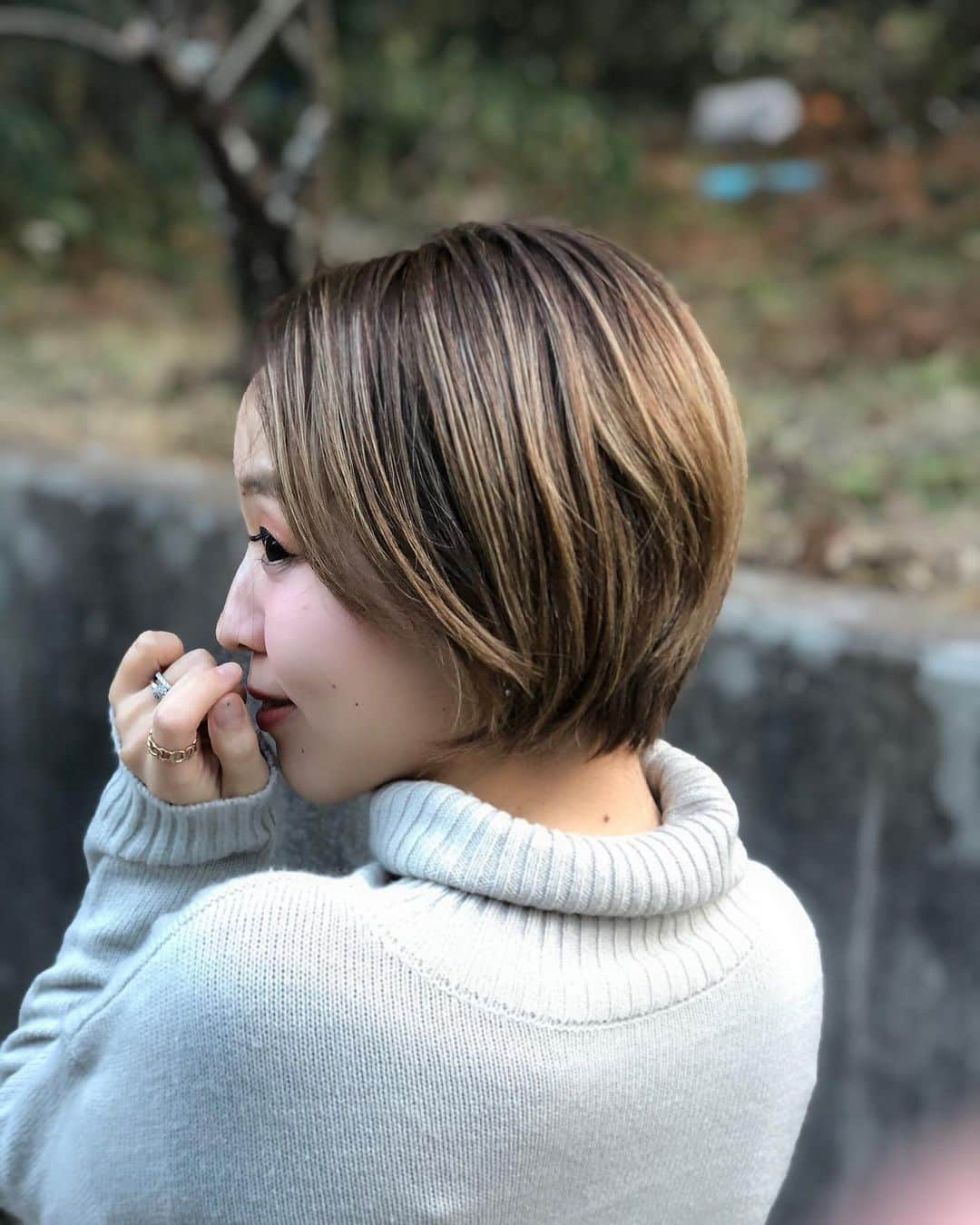 関口未来のインスタグラム：「ヘアケア💖 髪の毛はブリーチでハイライトを入れているんですが、綺麗にしてるねと言っていただけることが増えたのはシャンプーたちを変えたおかげかも🥰  以前も美容院からすすめられて使っていた @flowdia_official  今回は私の猫っ毛のために  ・スリークライトシャンプー ・スリークモイストトリートメント ・コントロールセラム  swipeしてみてね❣️ こちらを選んでいただきました🥰 泡立ちや香りはいうまでもなく、ブリーチでダメージをうけている髪の毛をケアして、強くしてくれる感覚♡ シャンプーにまぜるコントロールセラムのおかげで、猫っ毛特有のボワッと髪の毛が広がってしまうかんじも綺麗にまとまるのが嬉しい😇  @flowdia_official  #フローディア #flowdia #美髪ケアといえばフローディア #髪の悩みにはフローディア #バルネイドシステム #PR #大人のエイジングケア #美容 #美容オタク #美容好きな人と繋がりたい #美容オタクさんと繋がりたい #読者モデル #読モ #産後11ヶ月 #ママさんと繋がりたい #男の子ママと繋がりたい #フォロワー募集中　 #おすすめヘアケア #アラサーヘアケア」