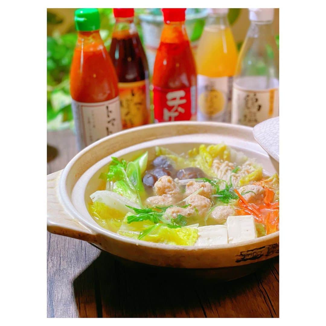 元木行哉のインスタグラム：「今晩は、いただいた岡山県倉敷の倉敷味工房さん『鶏塩鍋の素』であったか鍋！﻿ 瀬戸内の海塩と鶏の濃厚出汁におろしニンニクと柚子胡椒で何これ、めっちゃ美味しいんですけど！﻿ ﻿ 明日リハあるけど、ごめん、にんにく🙏﻿ ﻿ #コロナに負けるな #stayhome #staysafe #stayhopeful #料理 #メンズキッチン #元木行哉 #cooking #おうち時間 #鍋 #梅田に負けるな #倉敷」