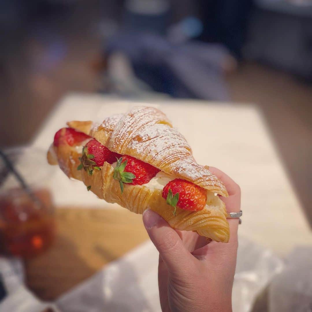 大手小町のインスタグラム：「いちごシーズン到来ですね🍓パリパリのクロワッサンにクリームと^_^  #otekomachi #大手小町 #いちご #イチゴ #クロワッサン #クロワッサンサンド #スイーツ #スイーツ女子 #スイーツ好き #おやつ #おやつの時間 #sweets #sweetstagram #sweetslover #コロナ太りが止まらない」