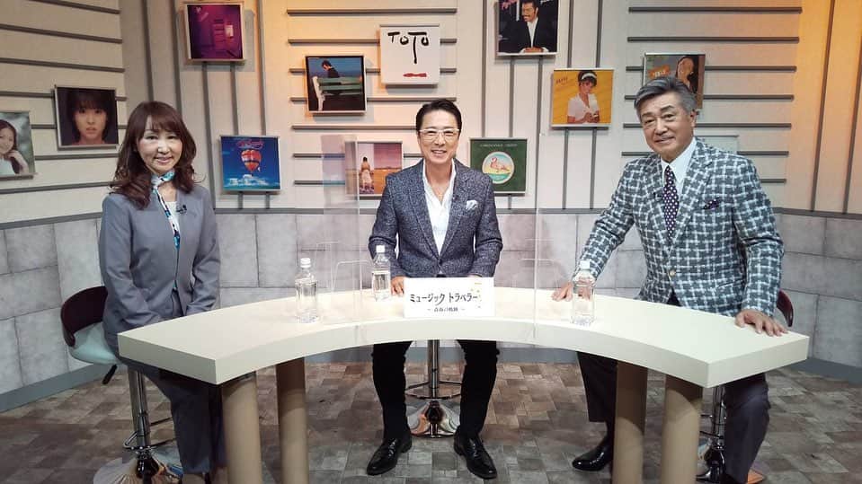 黒田アーサーのインスタグラム：「今日は千葉テレビのレギュラー番組「ミュージックトラベラー」の収録でした😉✌️ゲストは2週に渡って中条きよしさん‼️めちゃくちゃカッコイイんです✨😊💕憧れの先輩ですね！嬉しい事に事務所(エクセリング)が一緒なんですよ！中条さんの楽しいトークと歌を是非堪能して下さい😉👍放送は千葉テレビは1月26日と2月2日の火曜日朝8時30分〜。BS12は1月30日と2月2日の土曜日朝6時30分〜！是非チェックしてみて下さい😉✨ #ミュージックトラベラー青春の軌跡  #千葉テレビ #毎週火曜日 #bs12トゥエルビ  #毎週土曜日 #司会 #黒田アーサー #アシスタント #山口みさと #ご意見番 #アイビーレコード酒井社長  #ゲスト #中条きよしさん  #めちゃくちゃカッコイイです  #憧れの先輩です💕」
