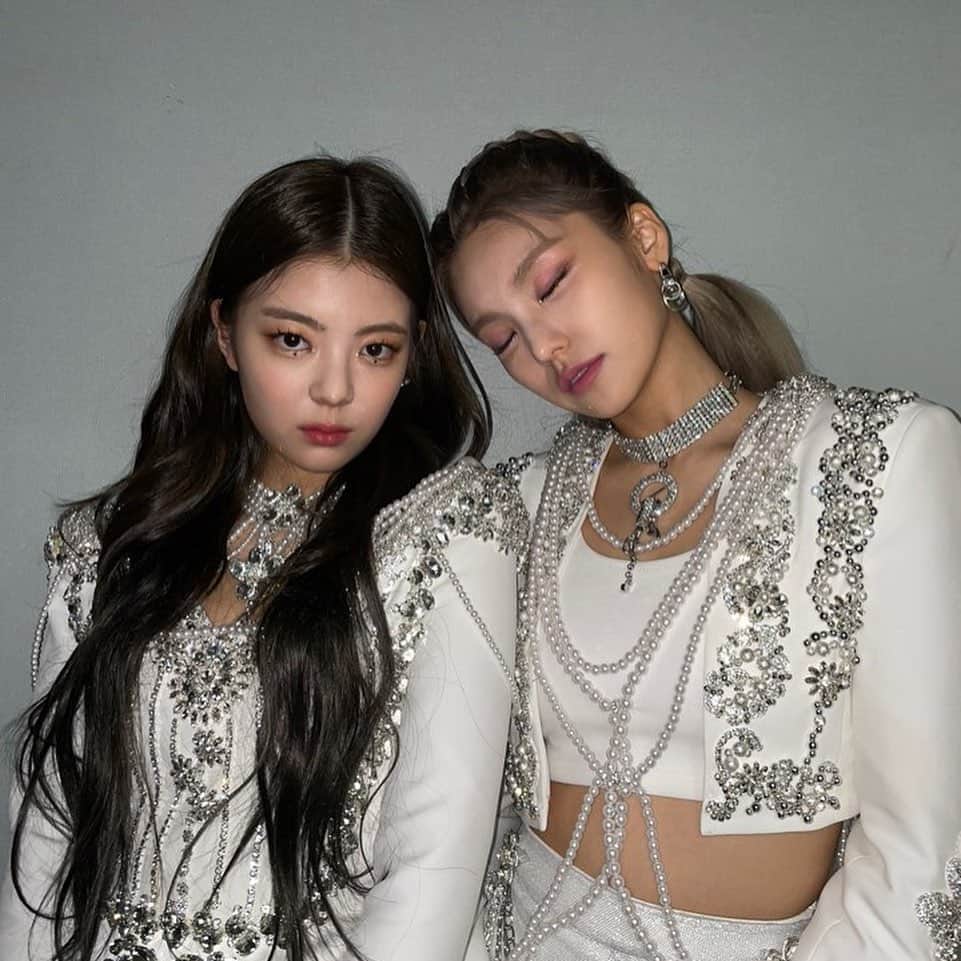 ITZYさんのインスタグラム写真 - (ITZYInstagram)「#가요대축제   I know you’ve been waiting for my updates 😉🖤」1月12日 20時18分 - itzy.all.in.us