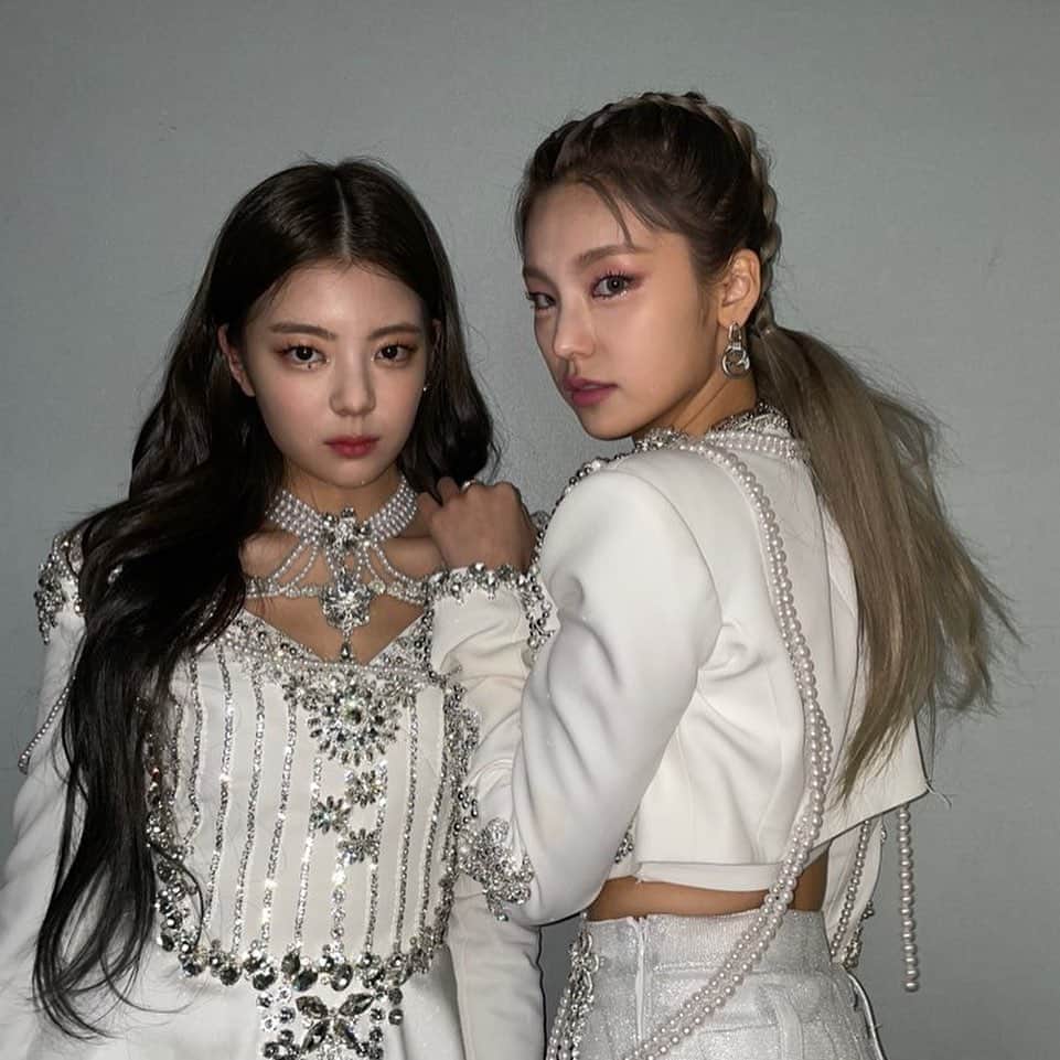 ITZYさんのインスタグラム写真 - (ITZYInstagram)「#가요대축제   I know you’ve been waiting for my updates 😉🖤」1月12日 20時18分 - itzy.all.in.us