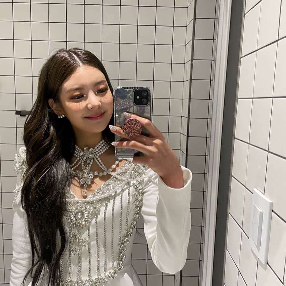 ITZYさんのインスタグラム写真 - (ITZYInstagram)「#가요대축제   I know you’ve been waiting for my updates 😉🖤」1月12日 20時18分 - itzy.all.in.us