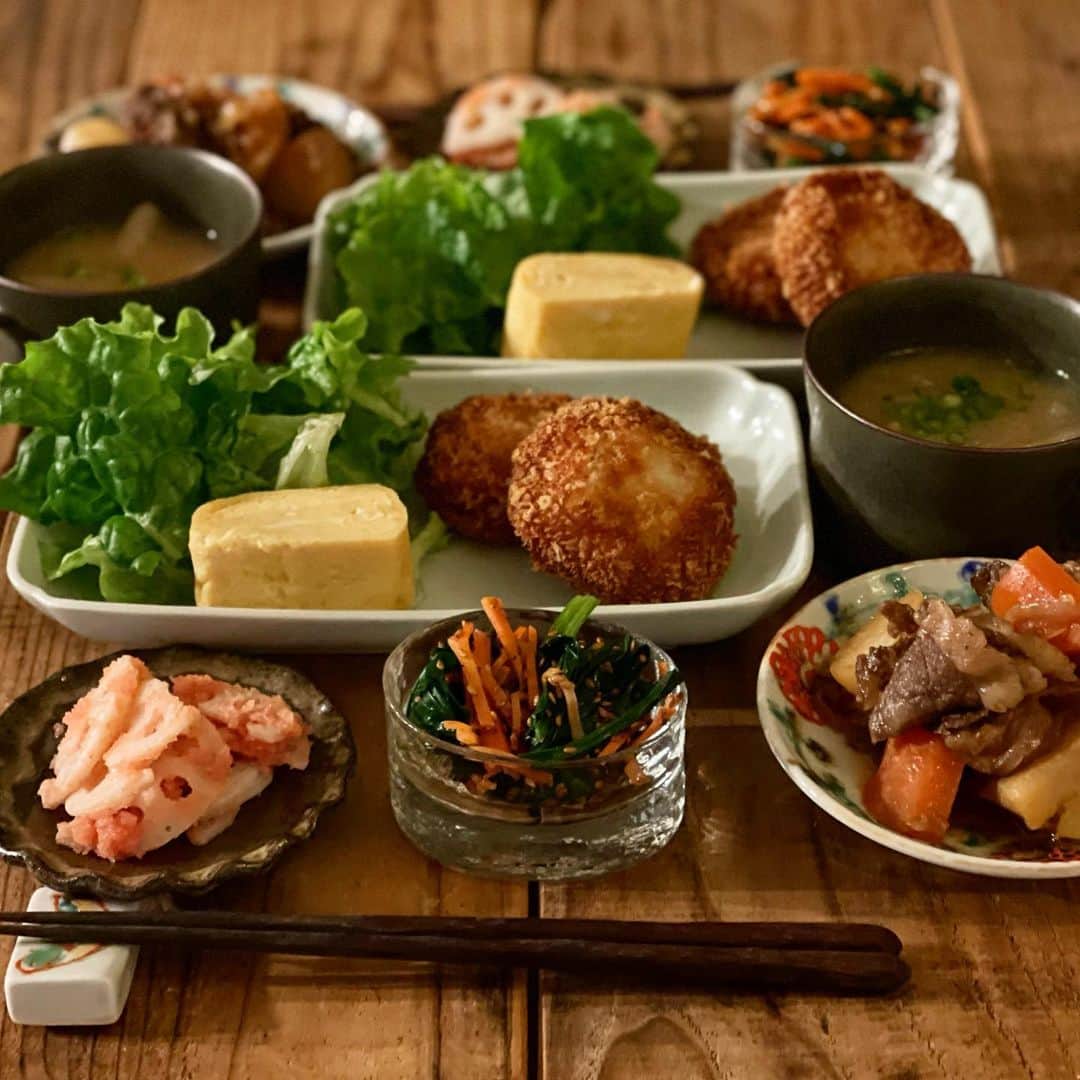 Atsukoのインスタグラム：「今日の晩ご飯  2021.01.12  エビカツ 👉レシピあるよー 蓮根の明太和え 肉じゃが 卵焼き ほうれん草と人参のナムル 大根と白菜のお味噌汁  肉じゃがは朝作って、エビカツは昨晩作っておいたので仕事帰りでも楽ちんでした。 久しぶりにエビカツ作成。 食パン衣にしたかったけど、カロリー摂りすぎになるので、ふつうのパン粉で我慢😂 いや、ほんとに冬は太るー😭 口ばっかりじゃなくて、実践しなくちゃ😂😂  ☆エビカツ6個分☆  むきエビ  150gくらい 鶏ひき肉  1'00g はんぺん  1枚 塩コショウ  適量  ①全ての材料をフープロにかける。 ②タネを6等分する ③タネを丸く成型する。この時サラダ油を手につけてから成型する。 ④③にパン粉を付ける ⑤180度の油で揚げたら出来上がり。  多少エビが多かったり、ひき肉多くても問題ないです。 海老が少なかったので、ひき肉足しました。なので、海老が多ければ、エビだけでもオケ。 卵もツナギに使わないので、作りやすいかと。 カロリー気にならない方は食パンをさいの目切りにして、パン粉の代わりに付けてみてね😋」
