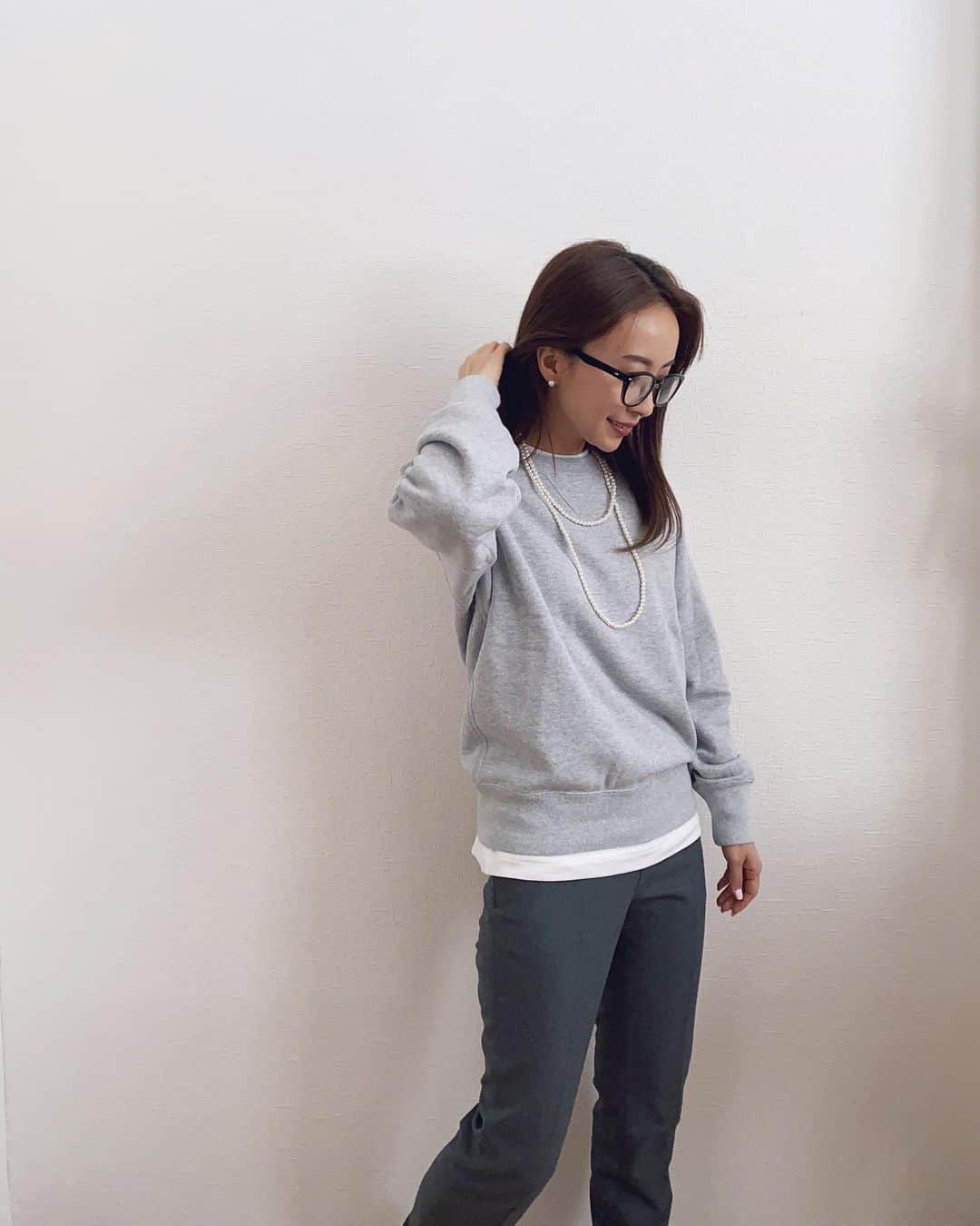 rats1316のインスタグラム：「・ トレーナーもインナーもパンツも全て　@uniqlo_jp 🥳  トレーナーとインナーはメンズのSです。 私はクルーネックのトップスを着ていても、インナーでちゃんと白Tを首元からチラ見せしたい派なので迷わずメンズを選びます。 レディースのってクルーネックと言っても少し首元開いてません？ レイヤードしても見えないんですよね、首元から。  いかにもなスエットトレーナーなのでパールのアクセでカジュアルになりすぎないようにしました。 #珍しく語る #前髪伸びる #伸ばすか切るか ・ ・ ・ 以下商品名です🏷 トレーナー　#スウェットシャツ(長袖) インナー　#ヒートテックコットンクルーネックT パンツ　#ヒートテックスマートスリムストレートパンツ」