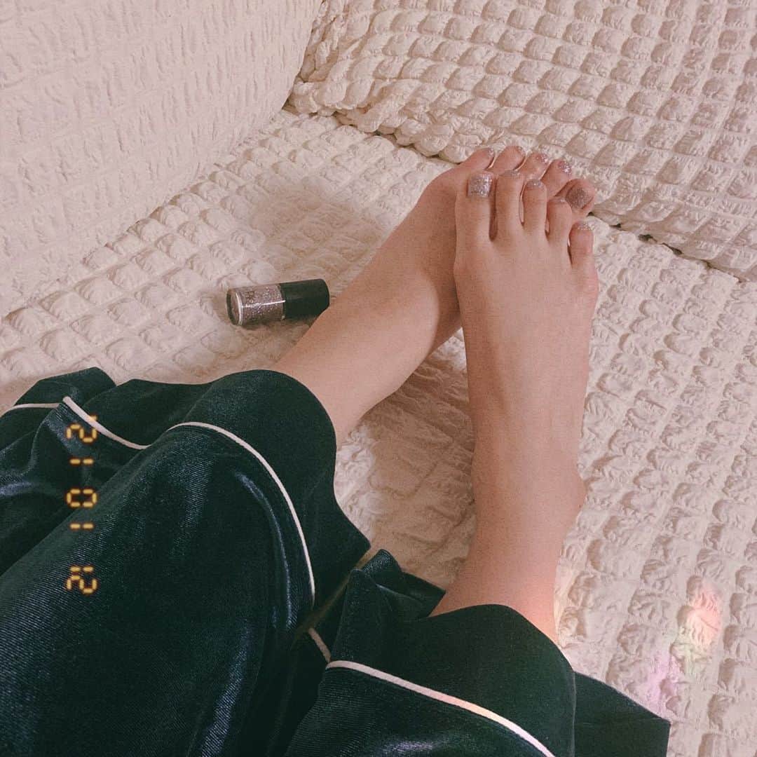 のインスタグラム：「. 今日なんとなく塗ってみたペディキュア。 . #etude の29番。 ラメってやっぱり好き〜 . . ルームウェアは安定のGU . . 最近は家にこもって、 本読んだり、YouTube見たり… まったり過ごしております。 . 可愛いルームウェアでも 気分転換に買っちゃおうかなぁ〜 . . #ペディキュア　#ラメネイル #GU #ルームウェア　#引きこもり #お家時間　#stayhome」