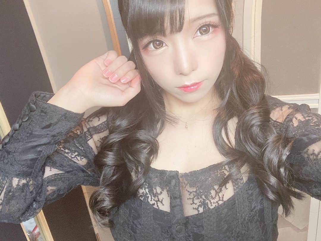 美らかのん（久我かのん）のインスタグラム：「. . . ヘアアレンジ出来ない系女子。 . 今日はヘアゴムをアイロンで溶かしてアイロンが開かなくなりました。 . . そして明日1月13日の19時50分頃から【卒業アルバムに1人はいそうな人を探すラジオ】にちょっとだけ出演します🙌✨ . 皆様是非聴いてくださいね💞 . . . #美らかのん #久我かのん #av女優 #セクシー女優 #youtuber #ヘアアレンジ出来ない系女子 #ツインテール #巻き髪 #文化放送 #radiko #卒アルラジオ #ラジオ」