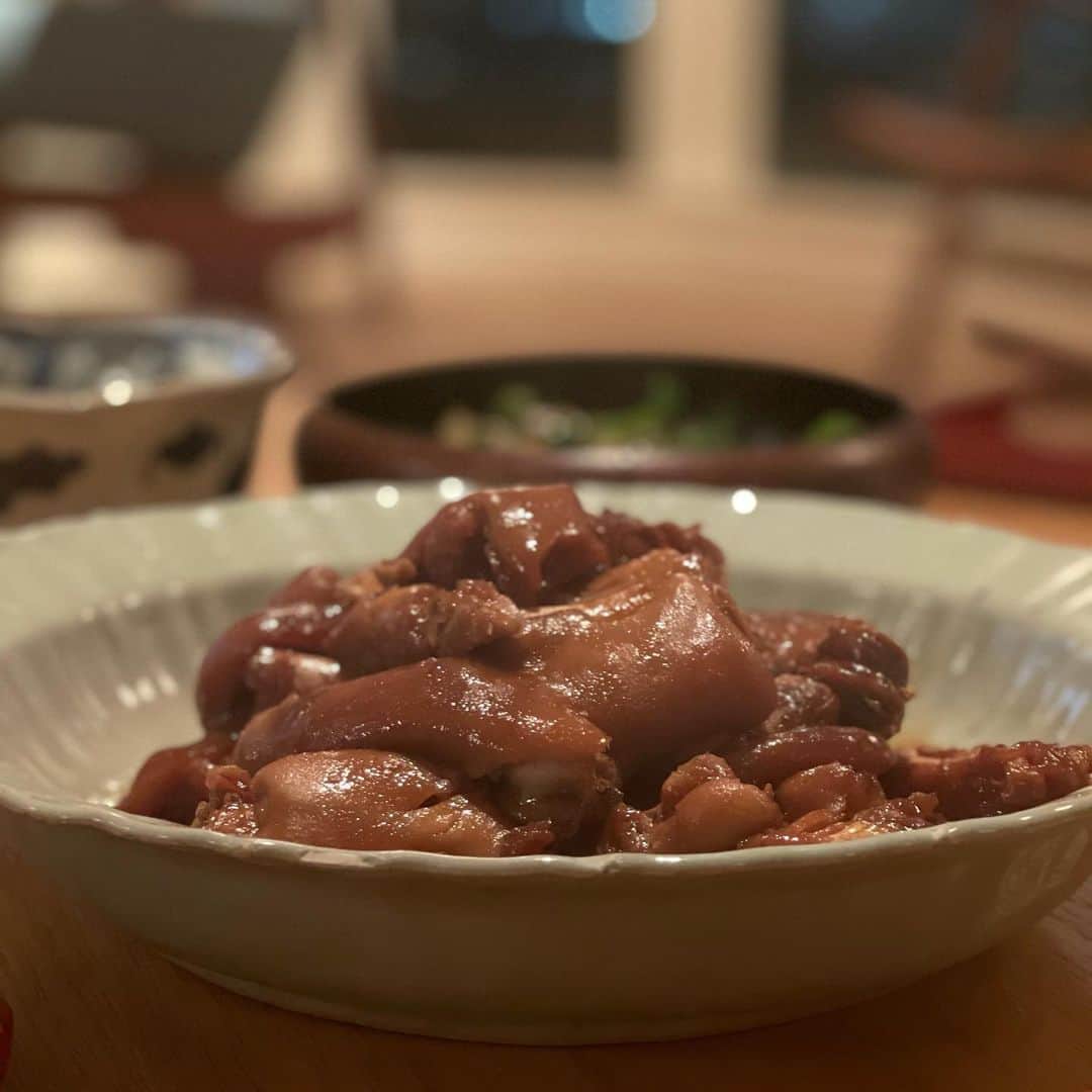 行正り香さんのインスタグラム写真 - (行正り香Instagram)「韓流ドラマ「スタートアップ」を見ながらチヨツパルナイト。きゅうりのキムチ和えと、新玉ねぎとピーマンのピリ辛炒めを。チヨツパルは、砂糖、みりん、酒をほぼ同量、砂糖は少し少なめで、生姜の薄切りをたくさん入れます。このスープをうどんにかけても美味しいのですが、デザートに文旦とりんごにしようか迷い中です。#行正り香 #rikayukimasa #韓流ドラマ#明日はNHK趣味どきっ21:30-#明後日は@americanmeatjapan のアカウントで鍋をご紹介します。17:30-」1月12日 20時21分 - rikayukimasa