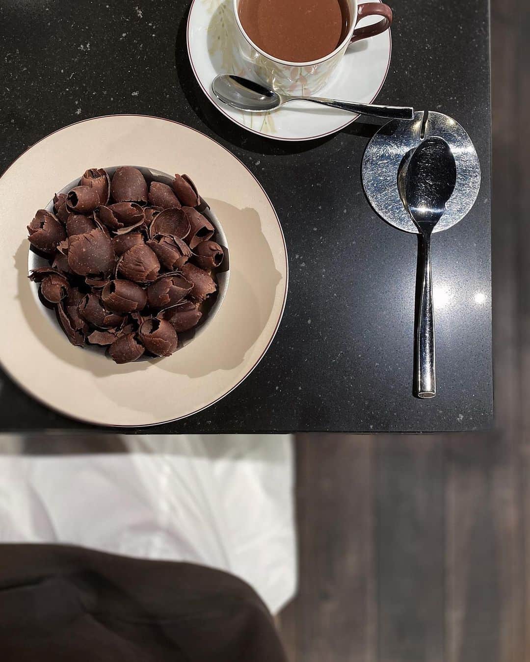鈴木詩織のインスタグラム：「12月に @_____sari と行ったチョコカフェ【LE CHOCOLAT ALAIN DUCASSE 東京工房】  1階がチョコレートの販売店で、2階がカフェでした🍫  食べたいメニューがありすぎてふたりでしばらくメニューとにらめっこ笑 ムースオショコラとショコラショーにしました😉  ムースオショコラは燻製されたチョコレートのムースに削られたチョコレートが♡ 特に美味しかったのがチョコレートドリンク！今まで飲んだなかで一番濃厚でした🥺なのに甘過ぎなくて程よい♡  場所も日本橋なのでゆったりと過ごせたよ。  ﻿ ﻿  ﻿ ﻿  #カフェ巡り#カフェデート#チョコレート専門店#チョコレート#日本橋カフェ#日本橋グルメ#ルショコラアランデュカス東京工房 #lechocolatalainducasse#lechocolatalainducasse」
