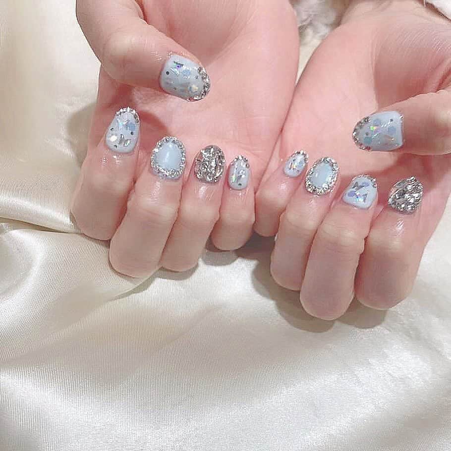 のインスタグラム：「・ ・ 蝶々×水色×キラキラ☺️🦋💎 ・ ・ #蝶々ネイル #バタフライネイル  #キラキラネイル #ストーンネイル  #水色ネイル  #フラッシュネイル」